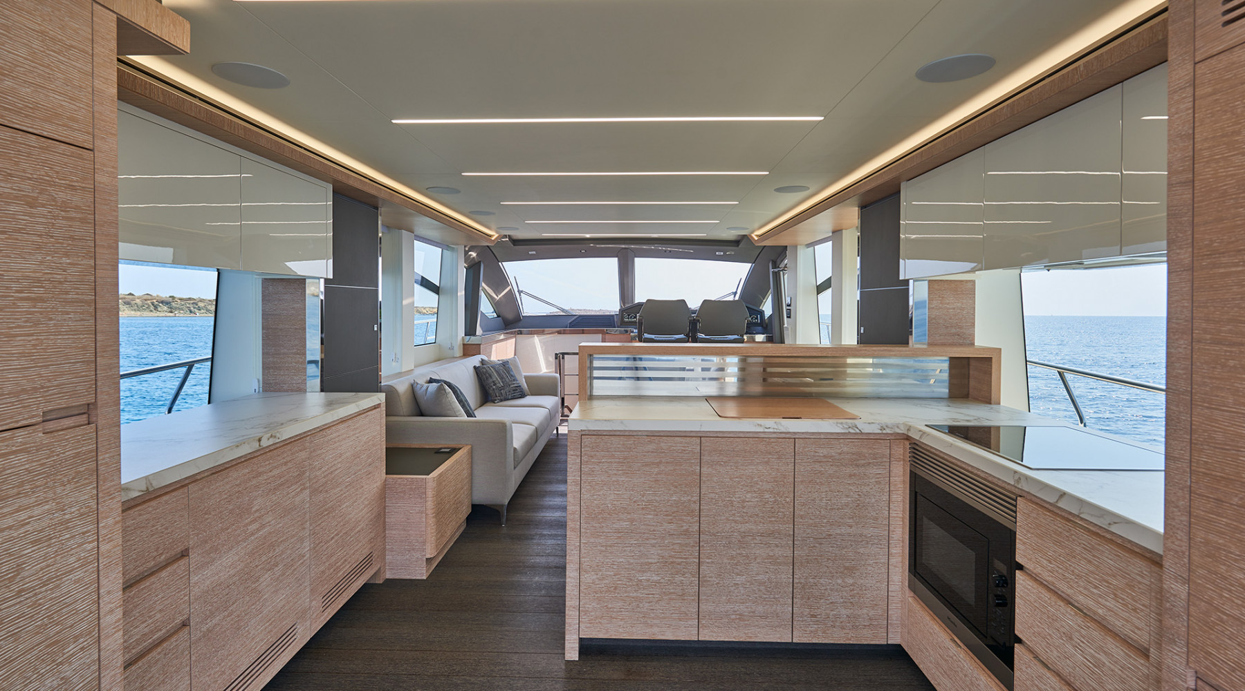 66_flybridge_foto_catalogo_astondoa_66_flybridge_14_acceso_interior_cocina_salon.jpg