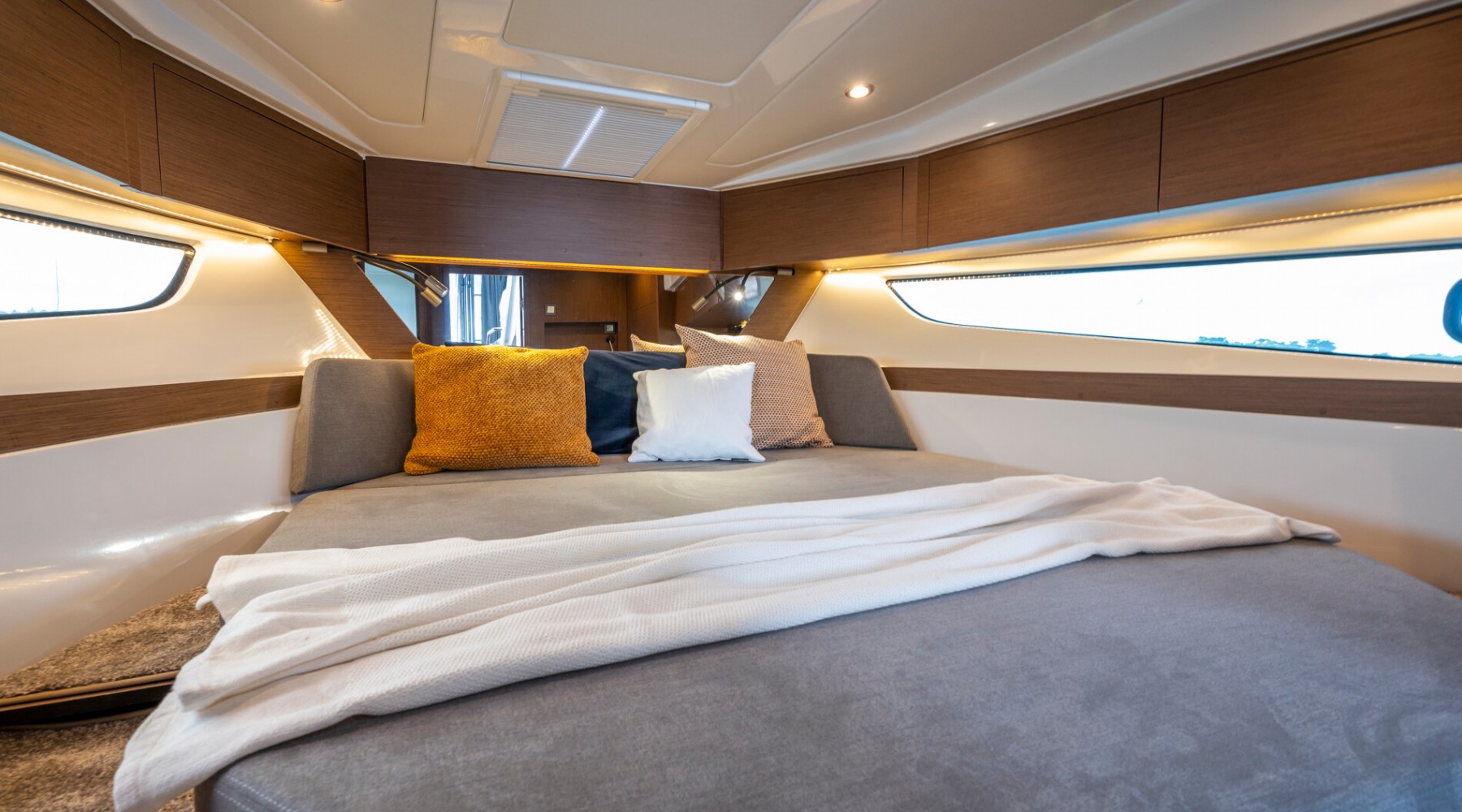 antares_11_ob_fly_foto_catalogo_beneteau_antares_11_ob_fly_25_camarote_principal.JPG