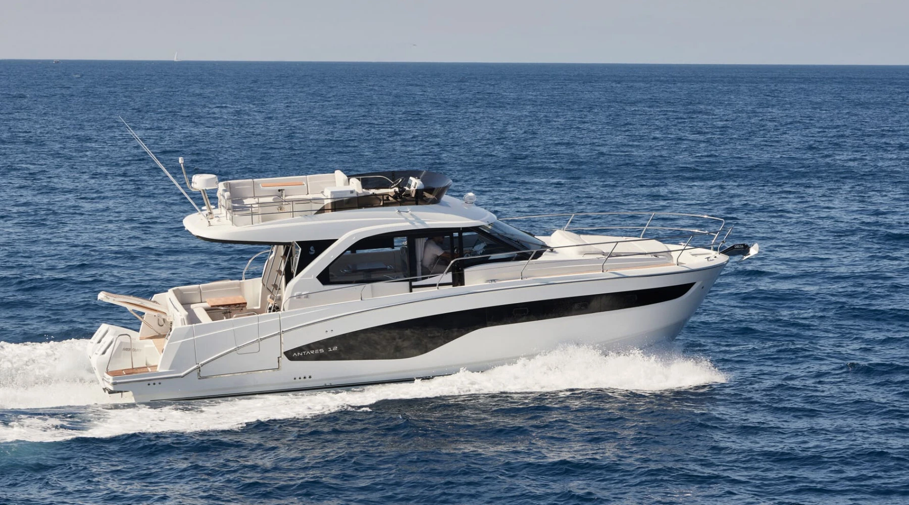 Beneteau Antares 12 Fly 2