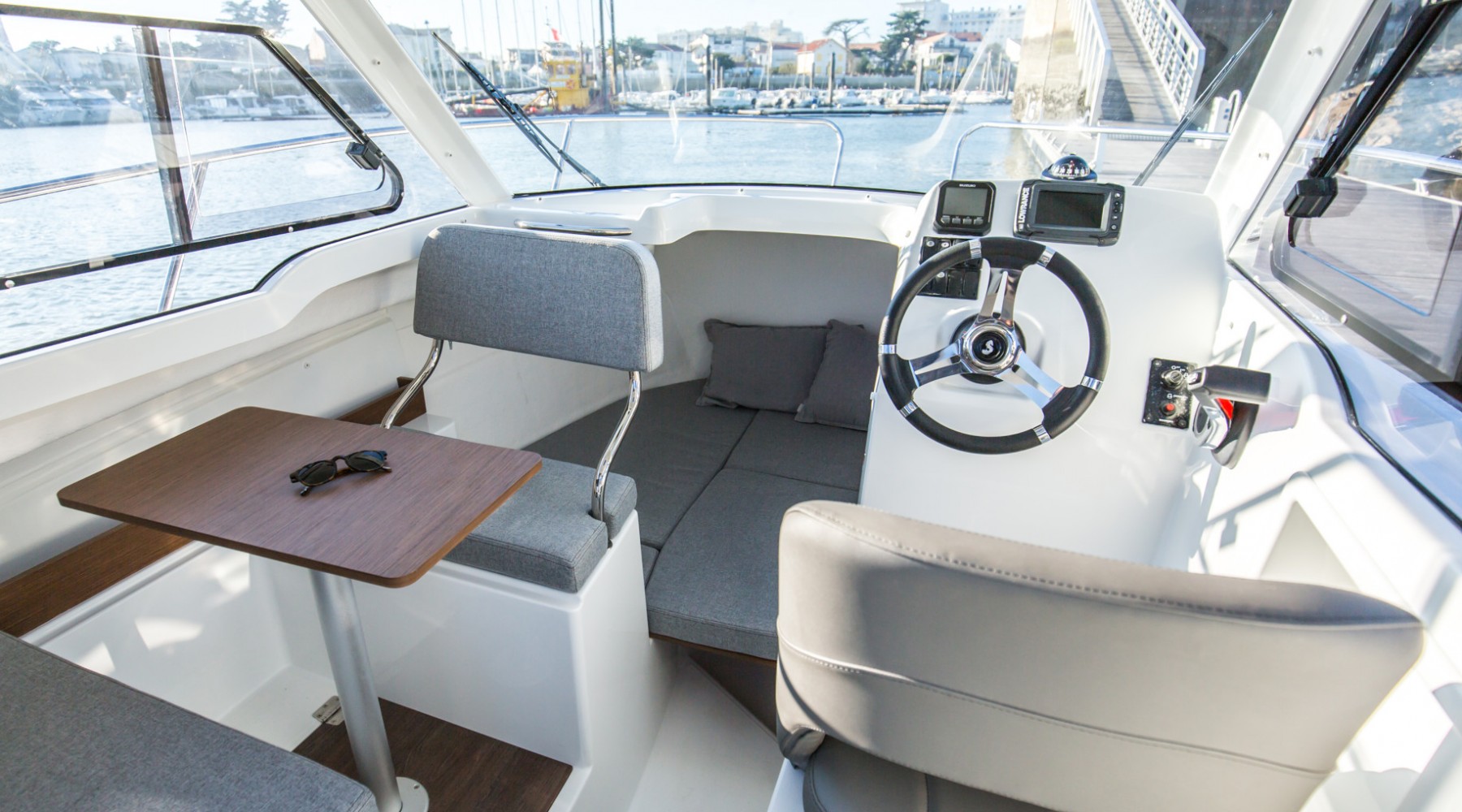 antares_6_ob_foto_catalogo_beneteau_antares_6_ob_02_puesto_de_mando_2.JPG