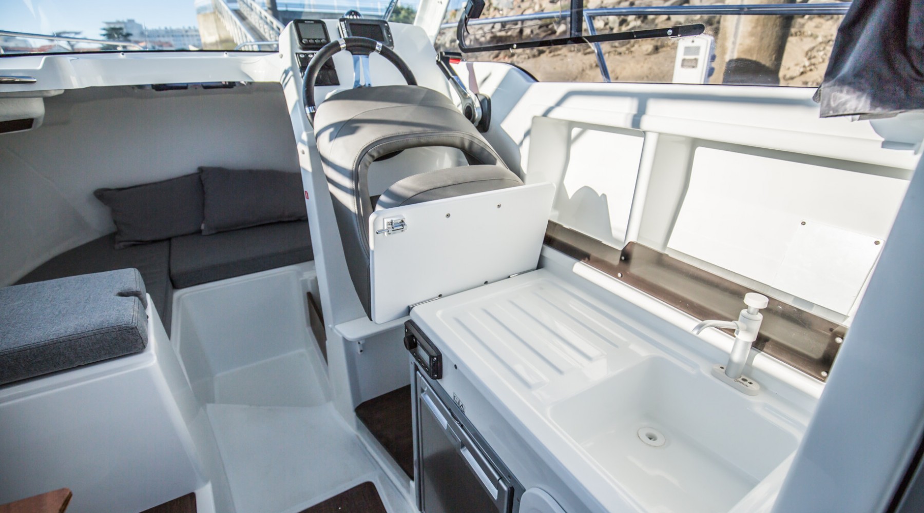 antares_6_ob_foto_catalogo_beneteau_antares_6_ob_03_puesto_de_mando_convertible_2.JPG