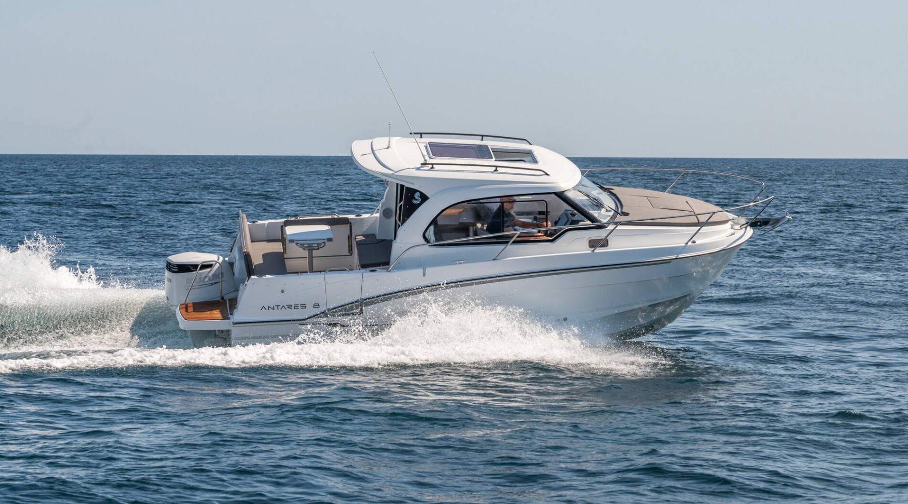 antares_8_ob_foto_catalogo_beneteau_antares_8_ob_00_lifestyle_navegar_cruising.JPG