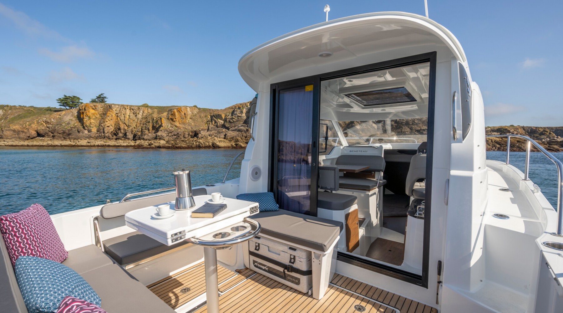 antares_8_ob_foto_catalogo_beneteau_antares_8_ob_06_banera_popa_cabina_cruising.JPG