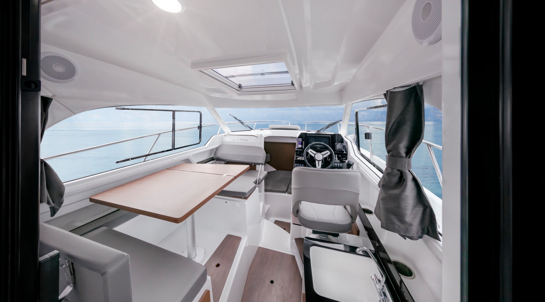 antares_8_ob_foto_catalogo_beneteau_antares_8_ob_09_cocina_comedor_interior_mesa_cruising.JPG