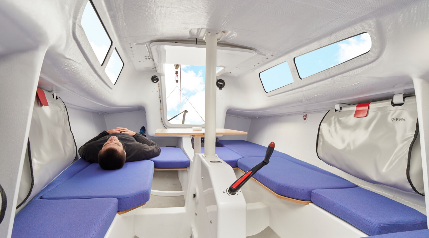 first_24_se_foto_catalogo_beneteau_first_24_se_08_acceso_a_interior.JPG