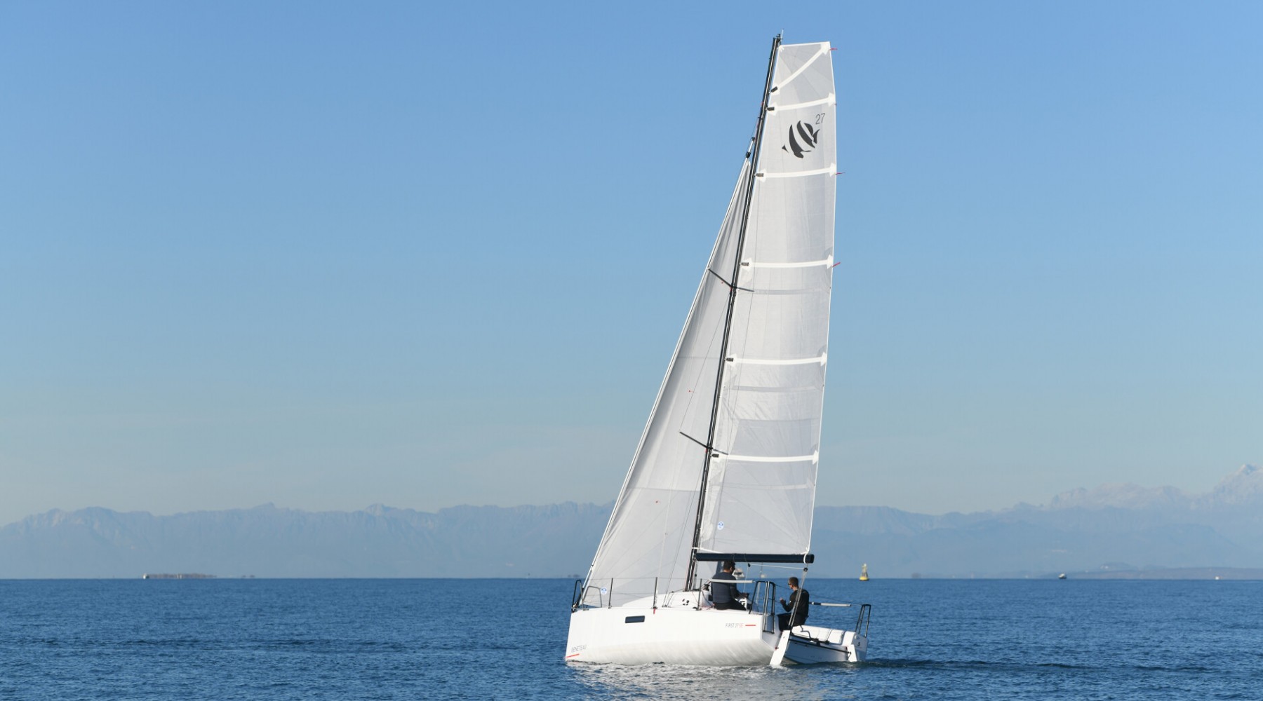 first_27_se_foto_catalogo_beneteau_first_27_se_04_disfrutar_del_mar.JPG