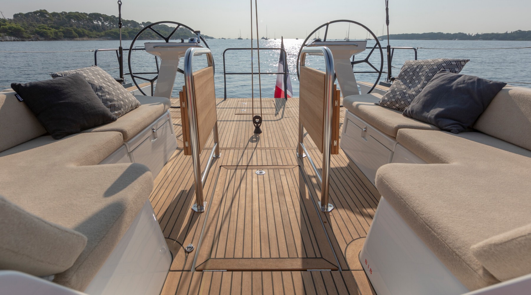 first_yacht_53_foto_catalogo_beneteau_first_yacht_53_05_solarium_puesto_de_mando.JPG