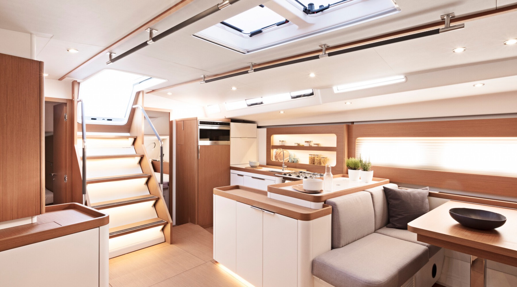 first_yacht_53_foto_catalogo_beneteau_first_yacht_53_13_acceso_interior_cocina_salon.JPG
