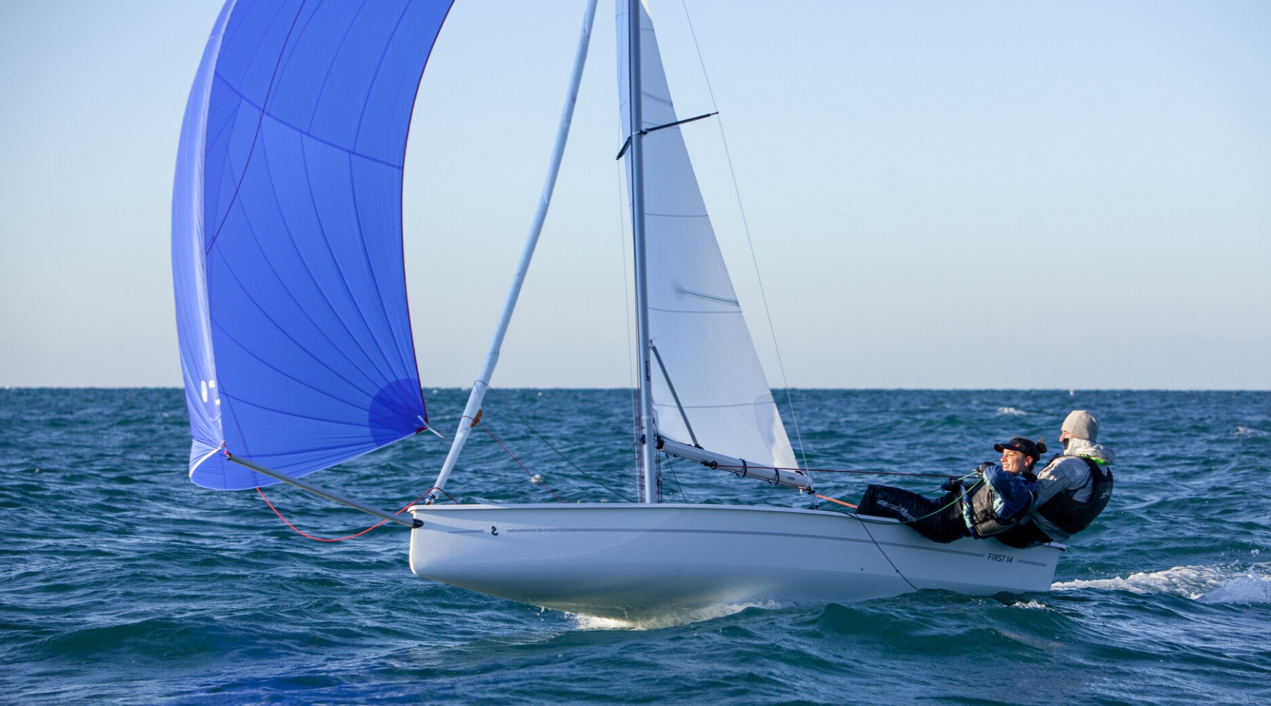first_14_foto_catalogo_beneteau_first_14_00_regata_vela_ligera.JPG