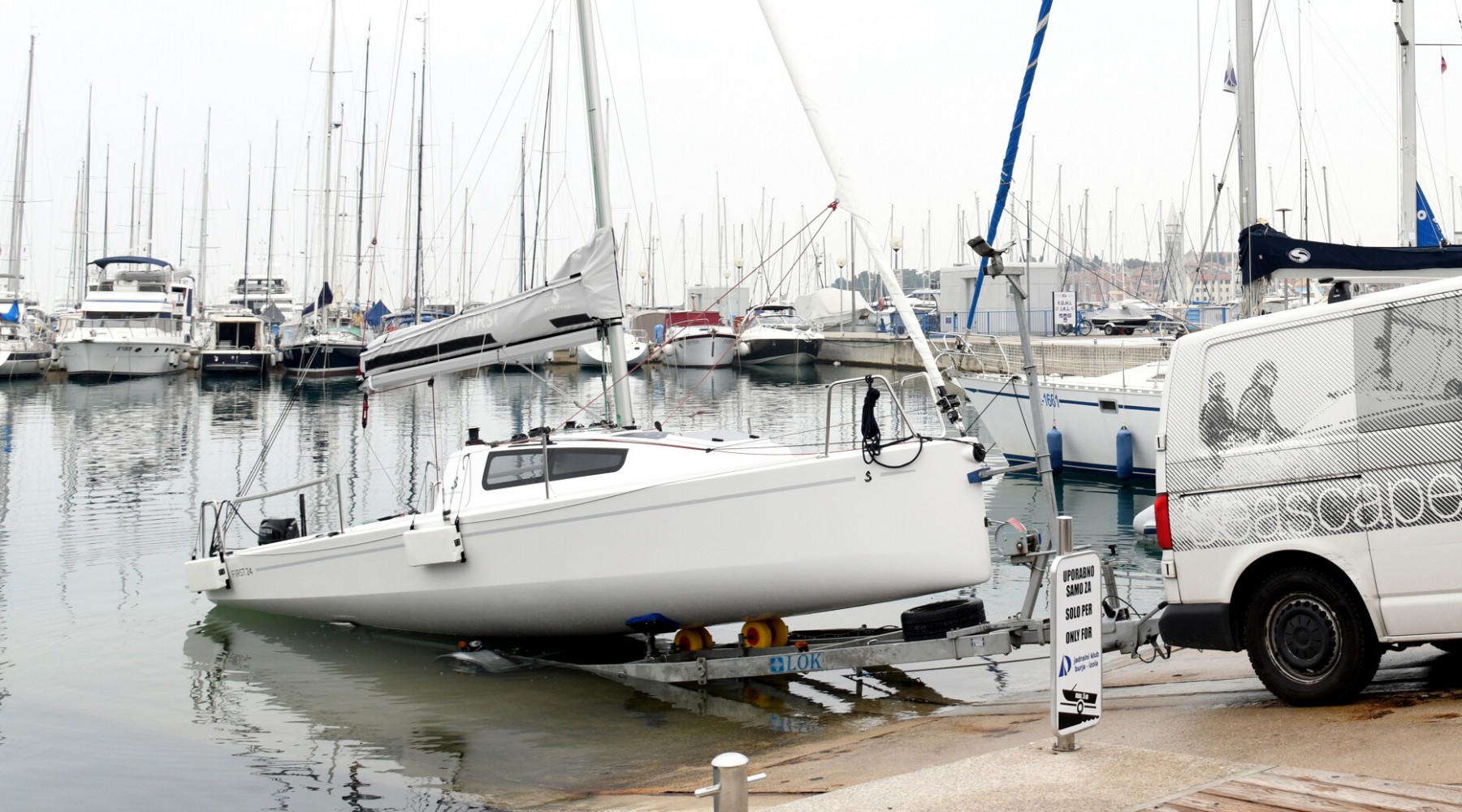 first_24_foto_catalogo_beneteau_first_24_05_remolcar_velero_en_puerto.JPG