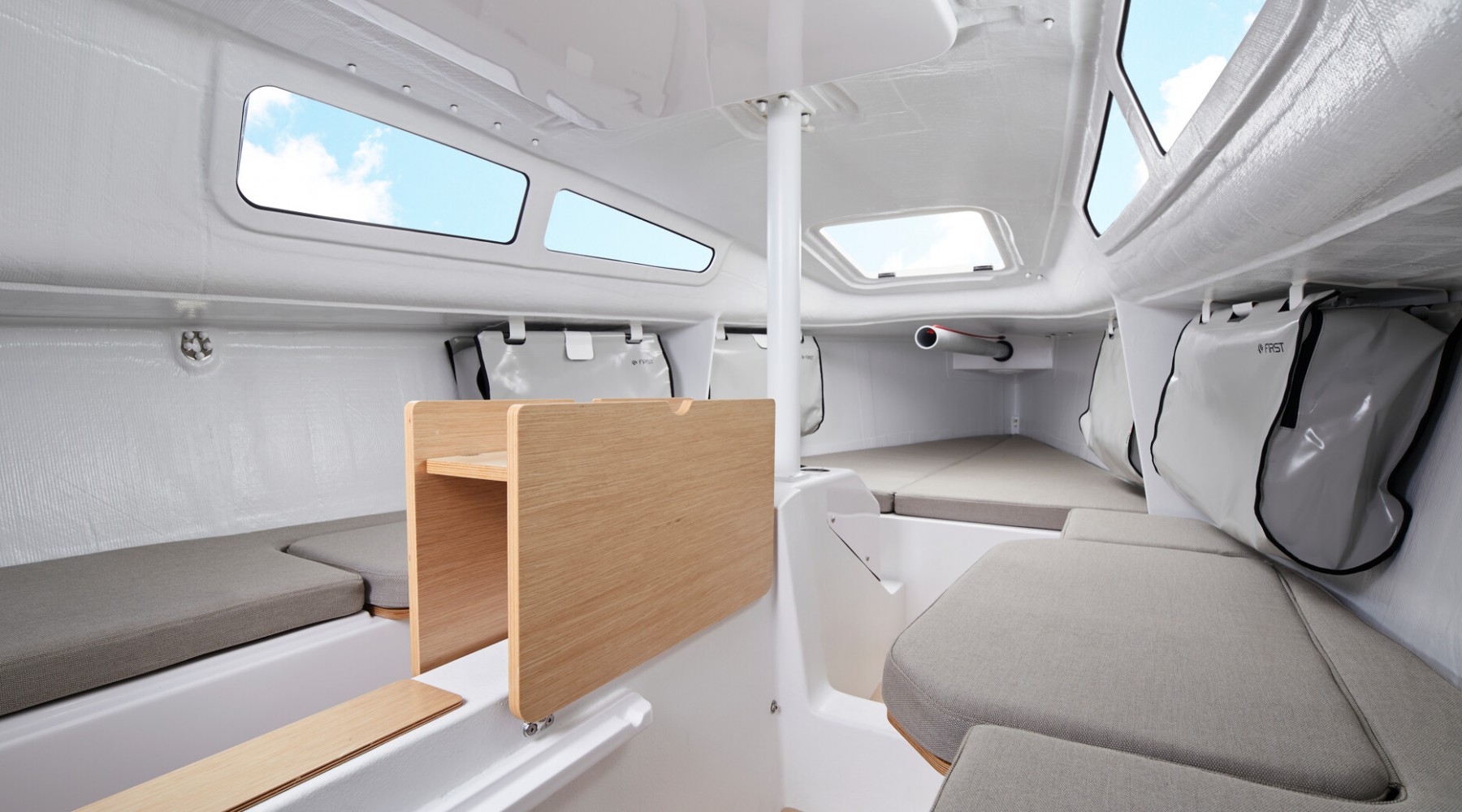 first_24_foto_catalogo_beneteau_first_24_06_interior_velero.JPG