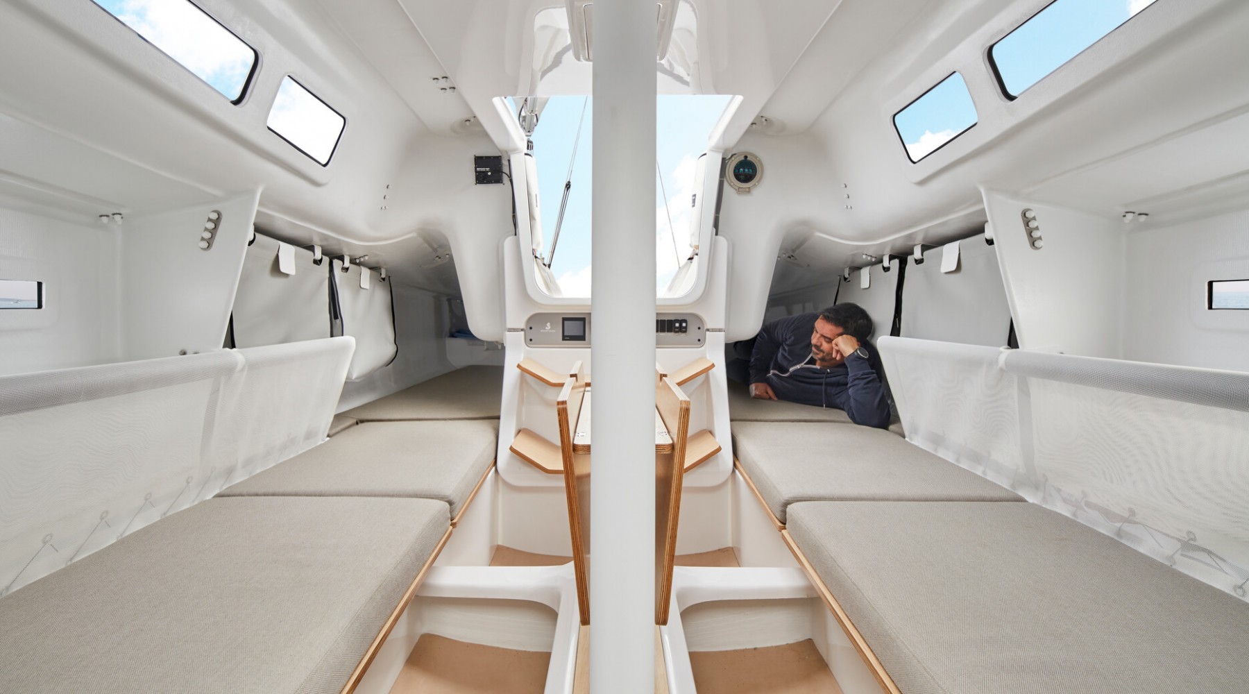 first_27_foto_catalogo_beneteau_first_27_07_acceso_interior.JPG