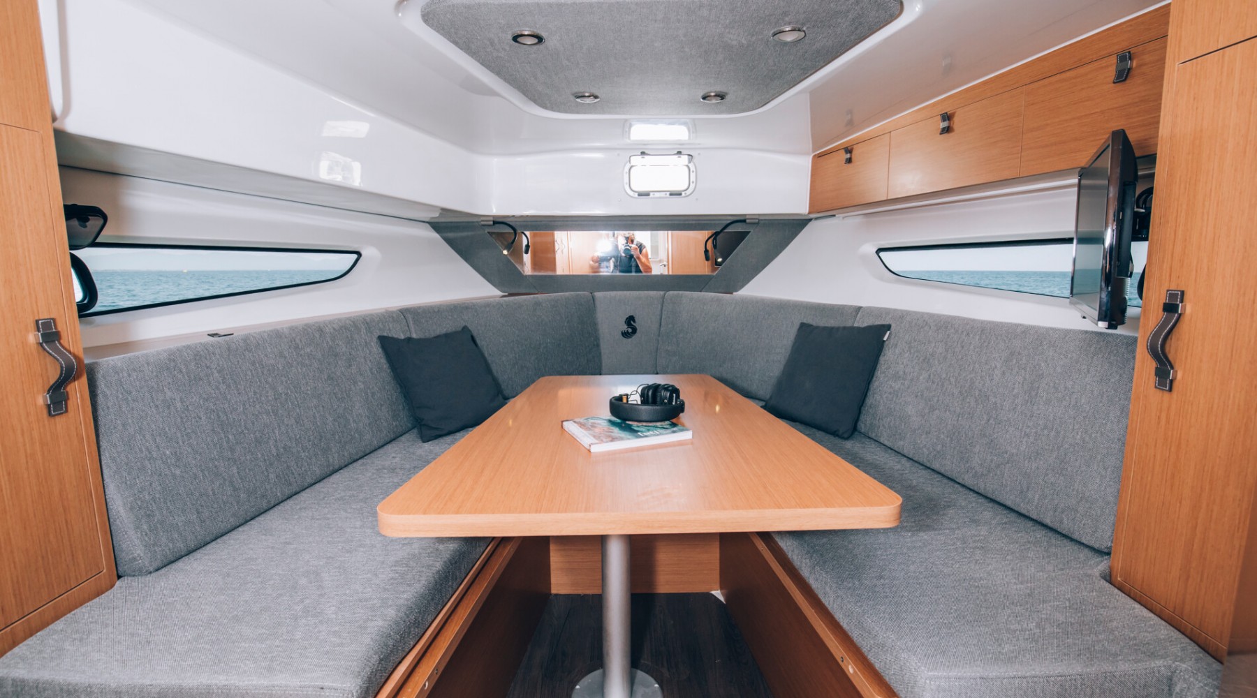 flyer_10_foto_catalogo_beneteau_flyer_10_16_camarote_mesa_interior.JPG