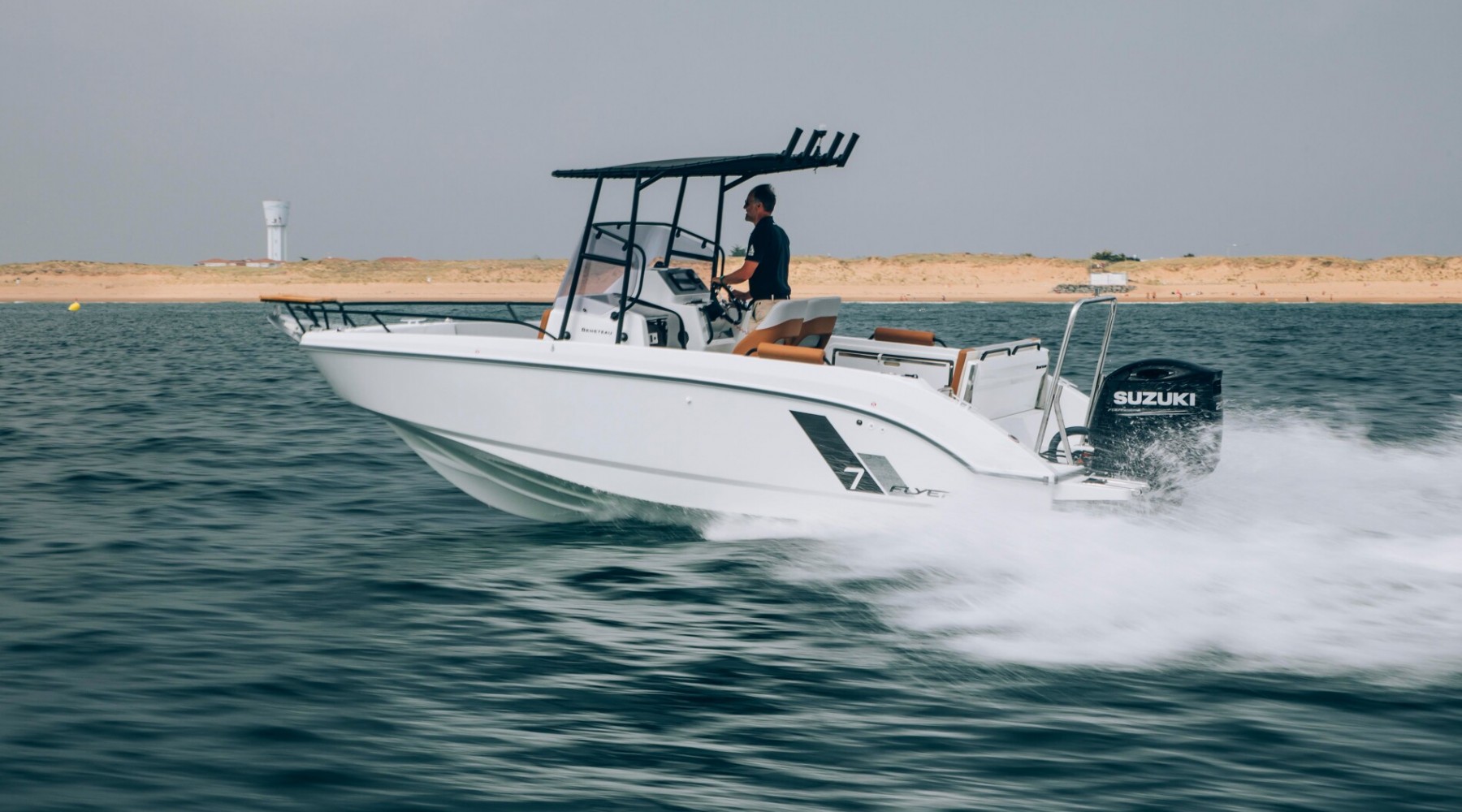 flyer_7_spacedeck_foto_catalogo_beneteau_flyer_7_spacedeck_01_navegando_lifestyle.JPG