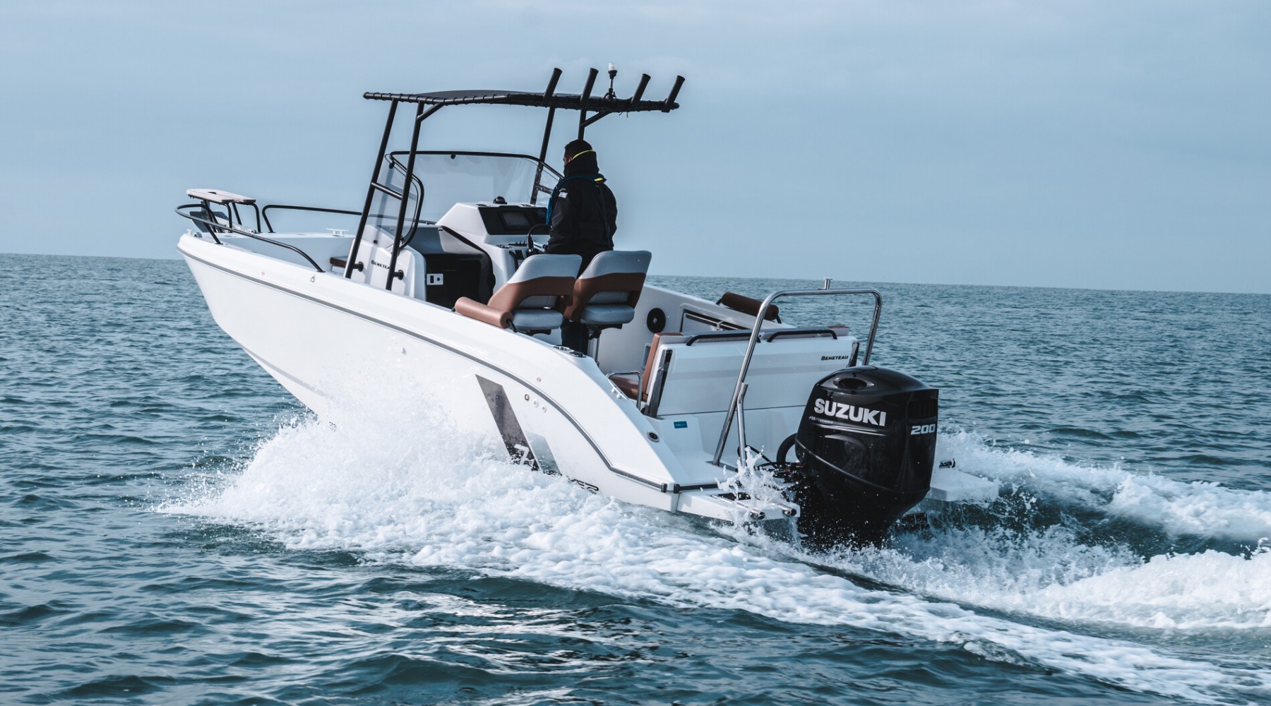 flyer_7_spacedeck_foto_catalogo_beneteau_flyer_7_spacedeck_02_motor_navegando_popa.JPG
