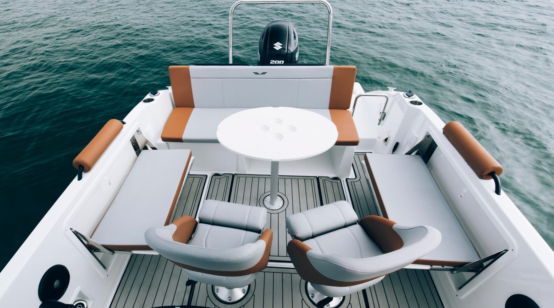 flyer_7_spacedeck_foto_catalogo_beneteau_flyer_7_spacedeck_10_solarium_banera_popa.JPG