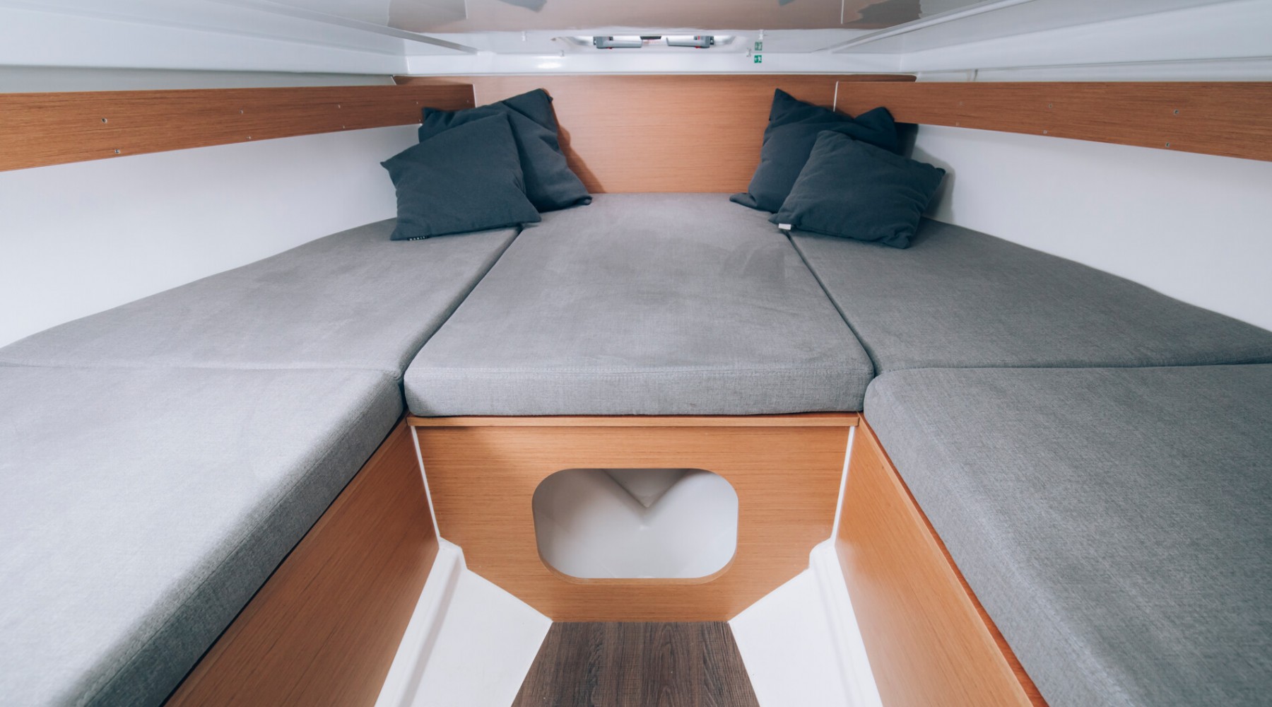 flyer_7_sundeck_foto_catalogo_beneteau_flyer_7_sundeck_10_camarote_interior.JPG