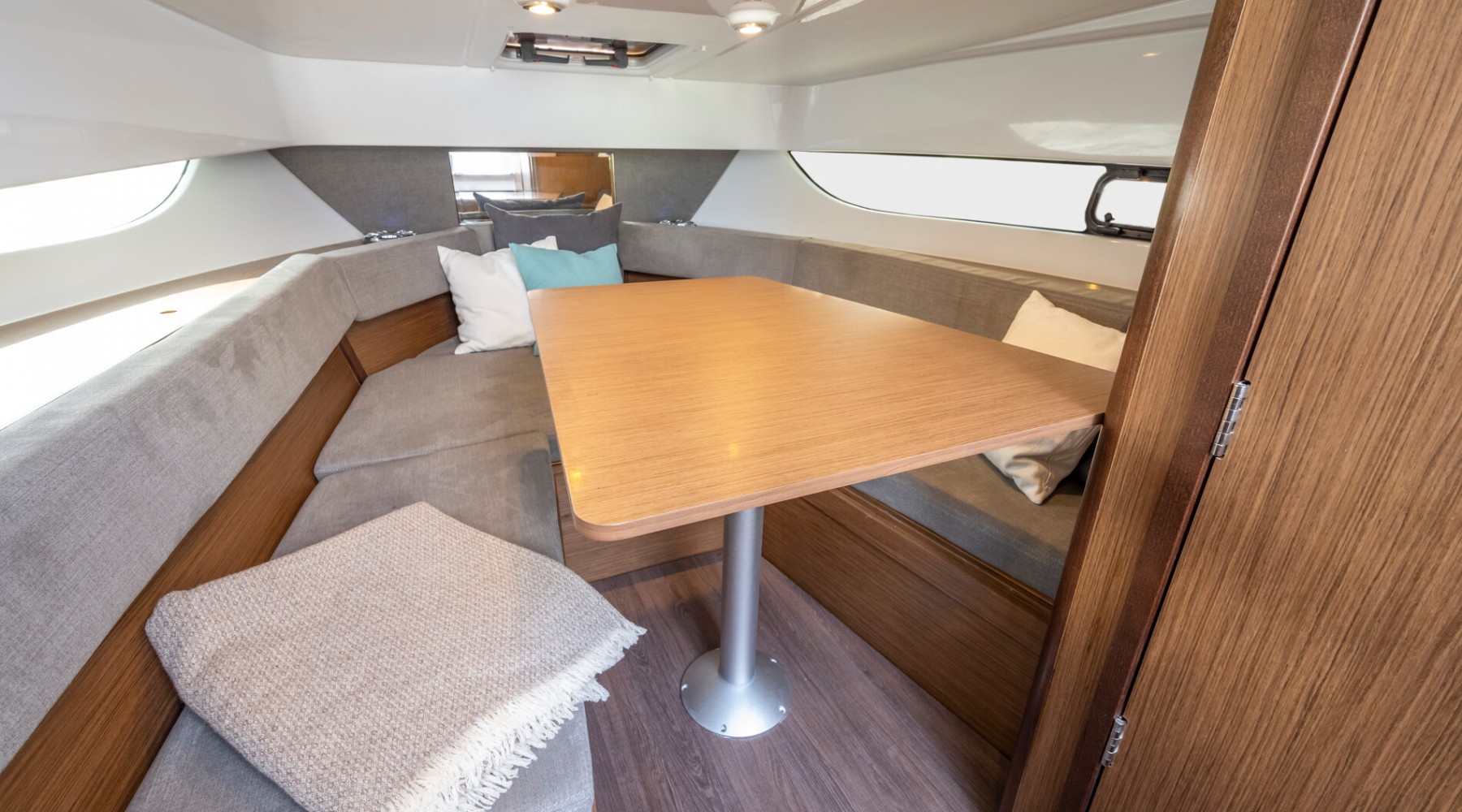 flyer_9_sundeck_foto_catalogo_beneteau_flyer_9_sundeck_11_mesa_interior_camarote.JPG