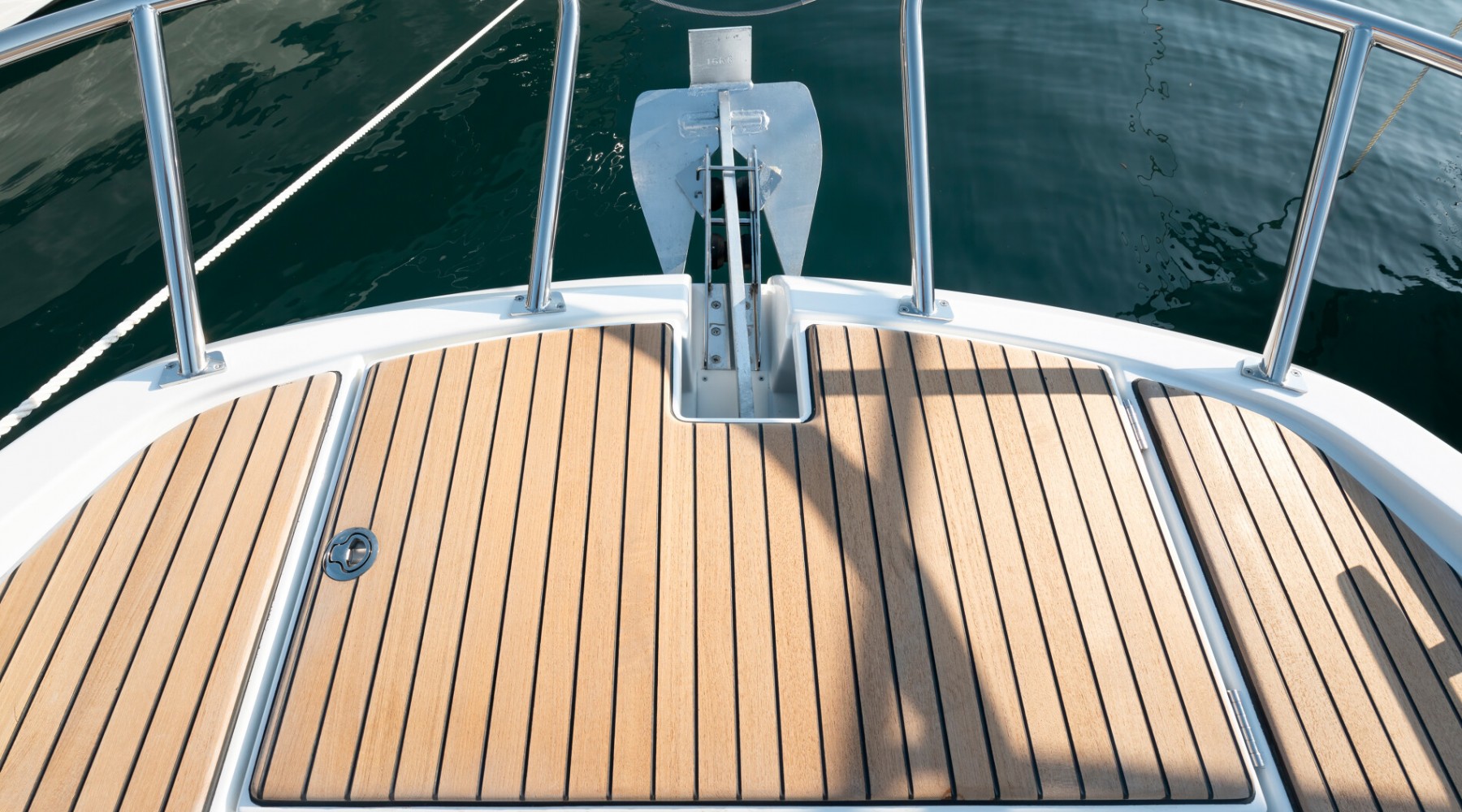 gran_turismo_32_ob_foto_catalogo_beneteau_gran_turismo_32_ob_04_ancla_para_fondeo.JPG