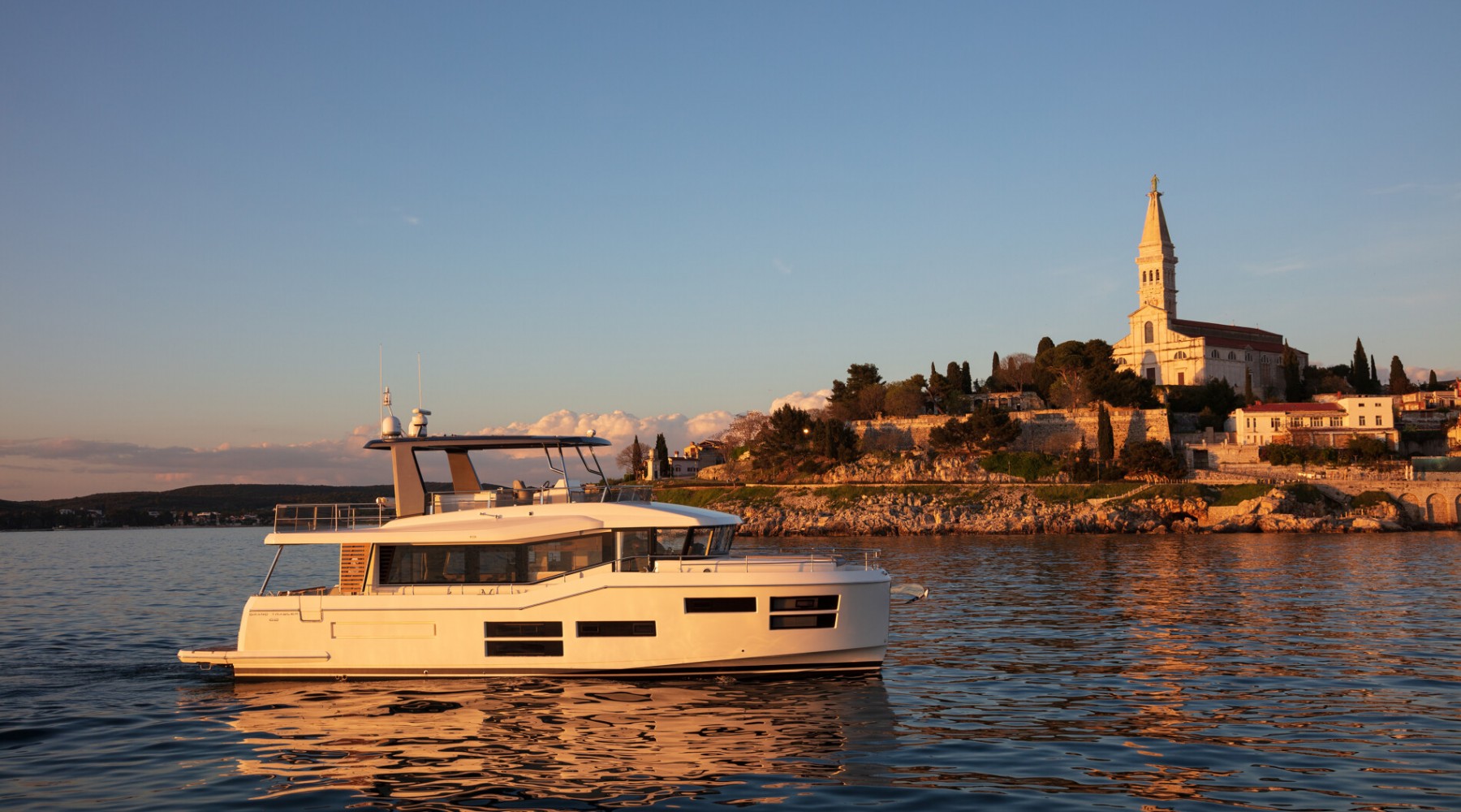grand_trawler_62_foto_catalogo_beneteau_grand_trawler_62_01_fondeo_lifestyle_puesta_de_sol.JPG
