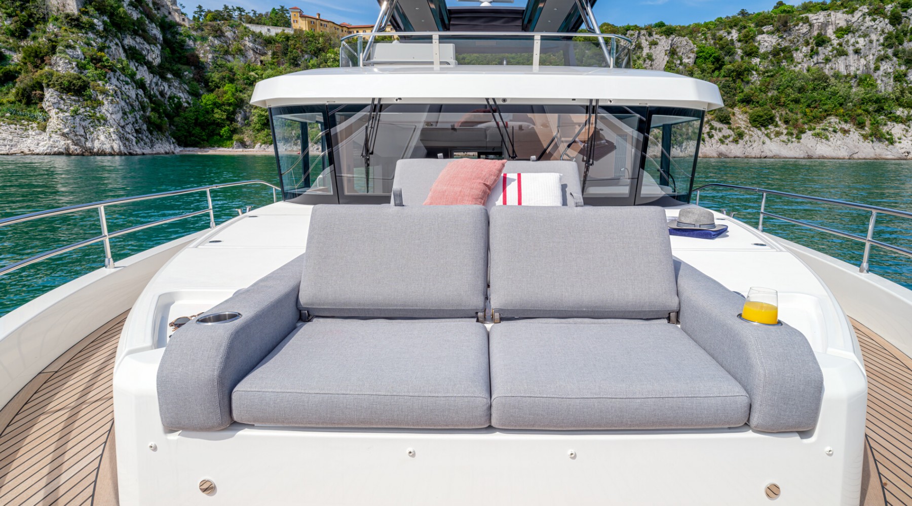 grand_trawler_62_foto_catalogo_beneteau_grand_trawler_62_17_solarium_proa_convertible.JPG