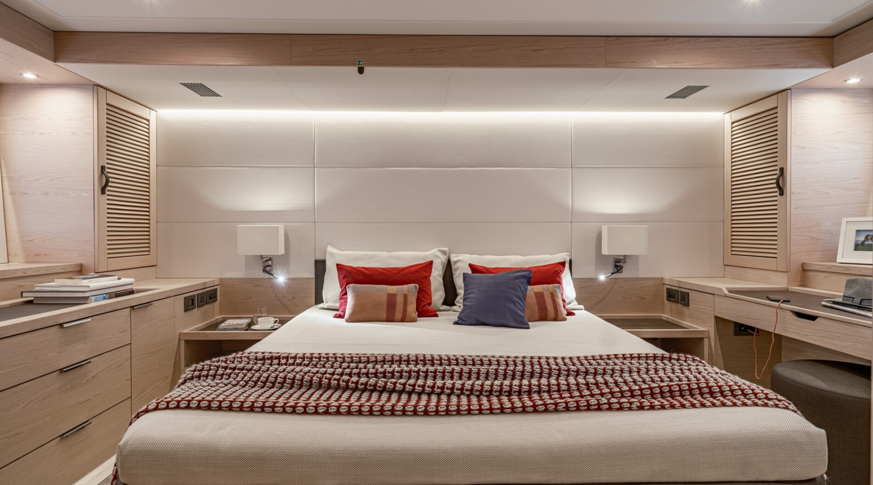grand_trawler_62_foto_catalogo_beneteau_grand_trawler_62_26_camarote_principal_dormitorio.JPG