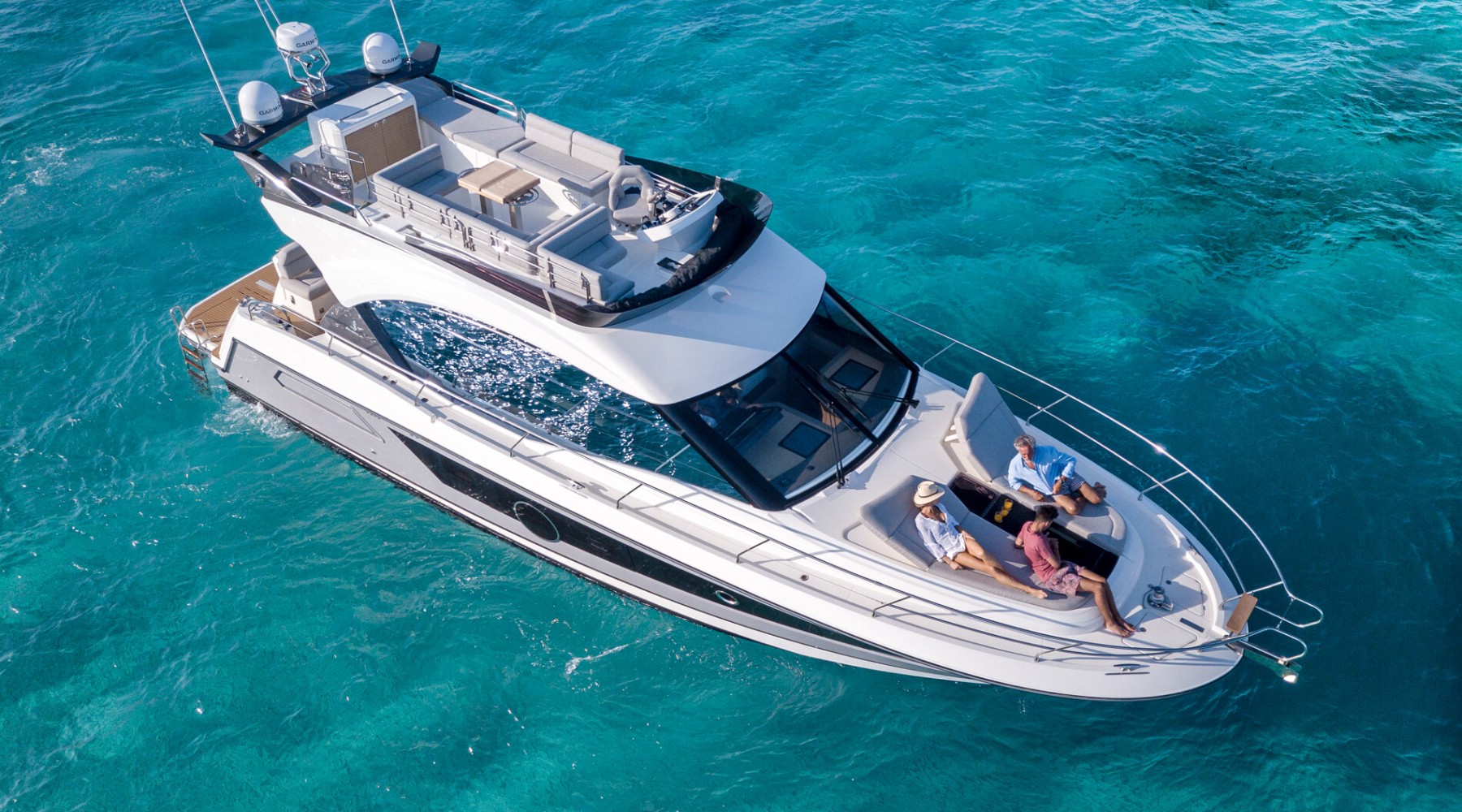 monte_carlo_52_foto_catalogo_beneteau_monte_carlo_52_01_lifestyle_solarium_proa.JPG