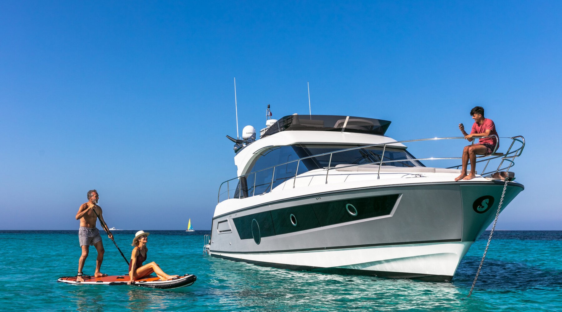 monte_carlo_52_foto_catalogo_beneteau_monte_carlo_52_02_lifestyle_paddle_surf.JPG
