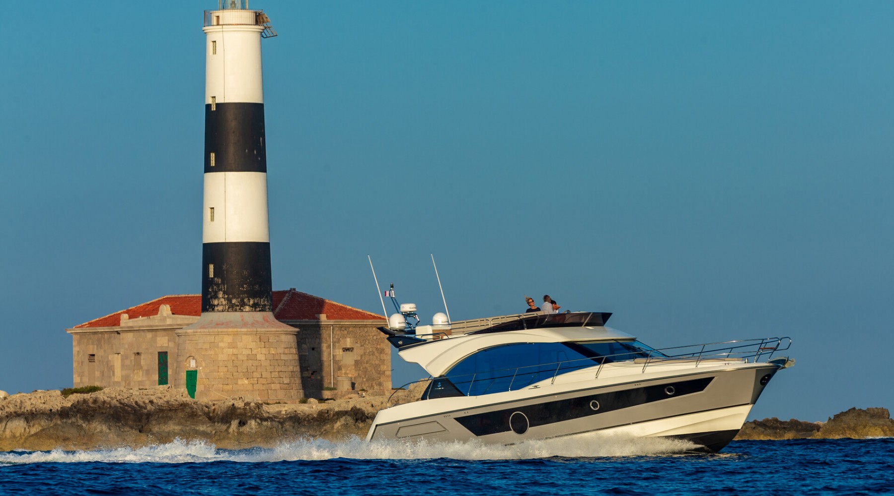 monte_carlo_52_foto_catalogo_beneteau_monte_carlo_52_03_navegar_puesta_de_sol_lifestyle.JPG