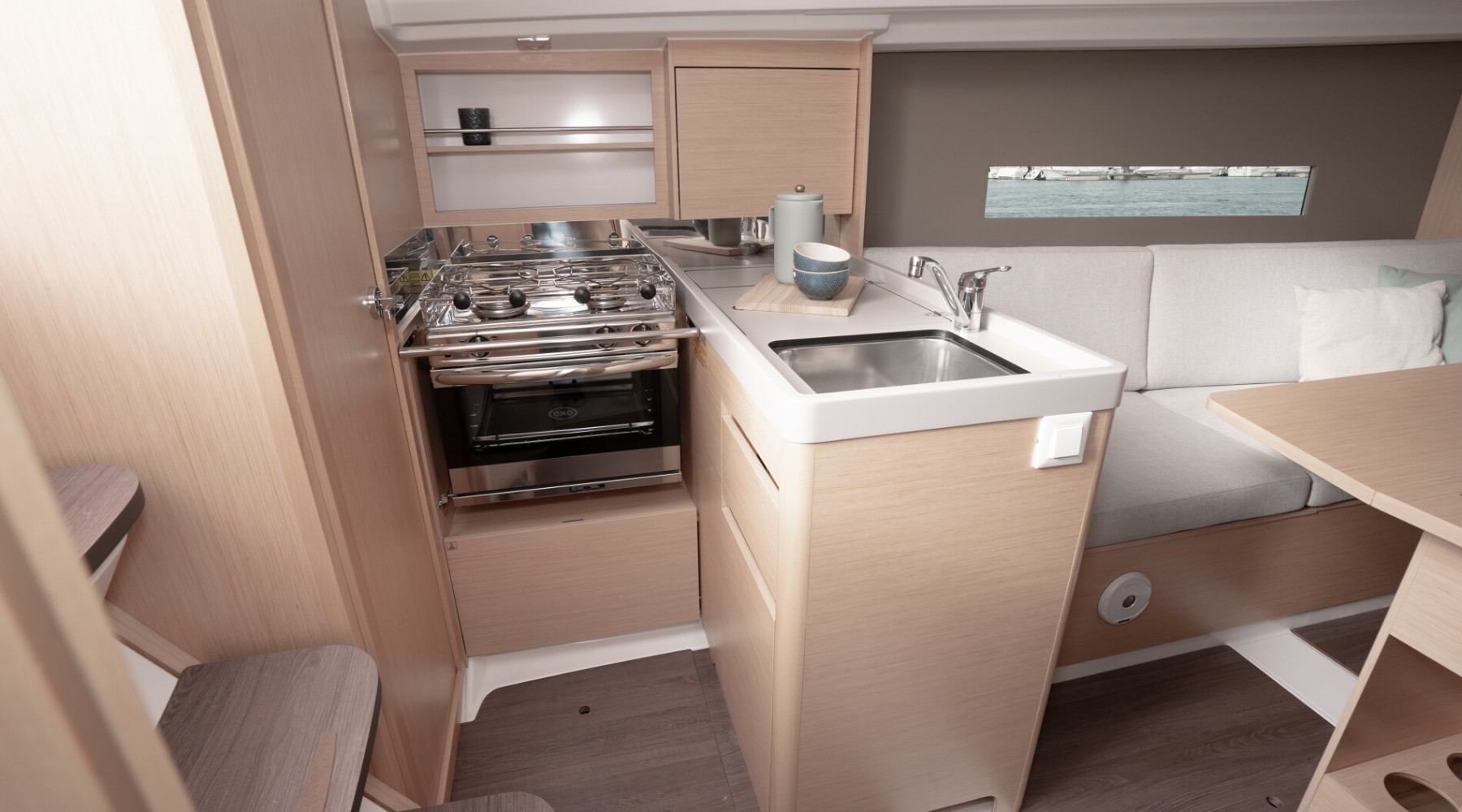 oceanis_301_foto_catalogo_beneteau_oceanis_30_1_08_cocina_comedor.JPG