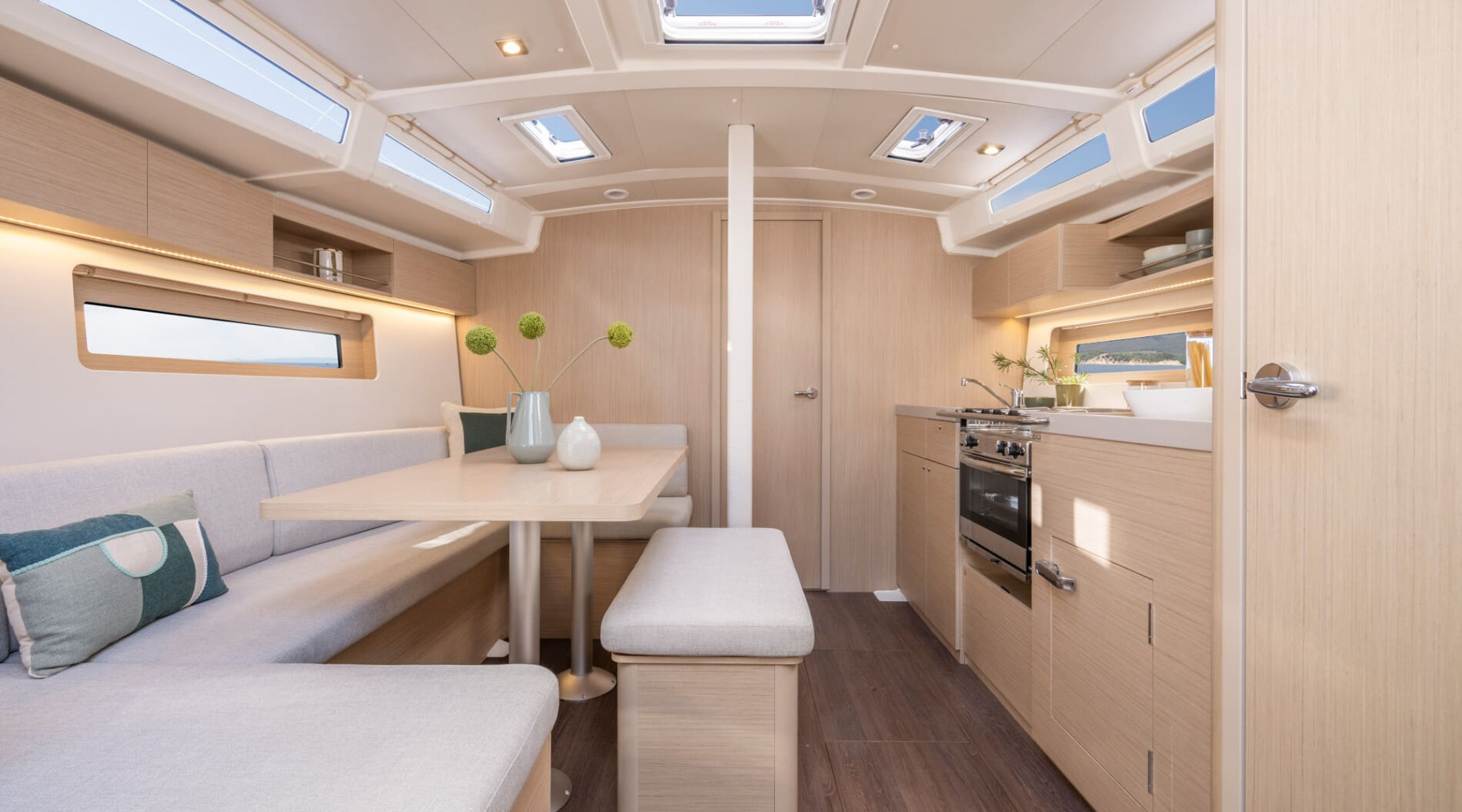 oceanis_371_foto_catalogo_beneteau_oceanis_37_1_09_interior_cocina_comedor.jpg
