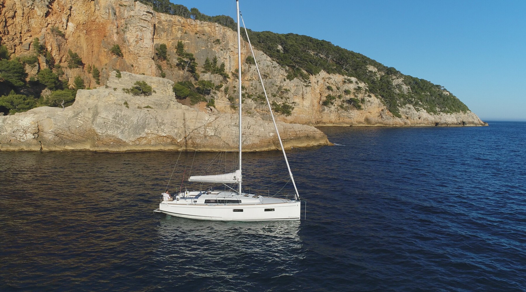 oceanis_381_foto_catalogo_beneteau_oceanis_38_1_05_fondear_en_calas.JPG