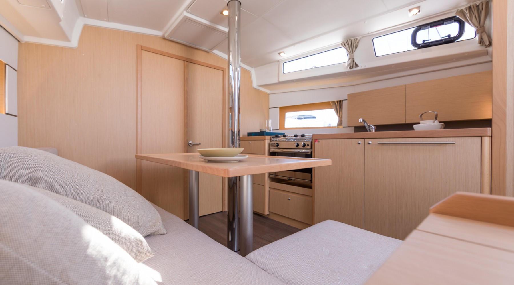 oceanis_381_foto_catalogo_beneteau_oceanis_38_1_08_salon_cocina.JPG