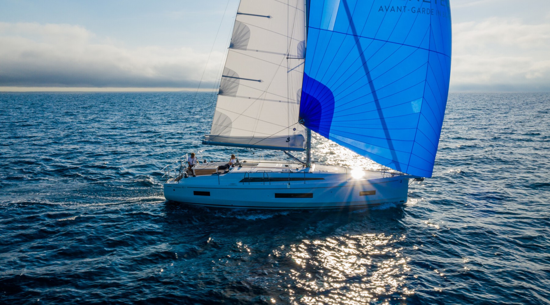 oceanis_401_foto_catalogo_beneteau_oceanis_40_1_00_ver_el_amanecer_navegando.JPG