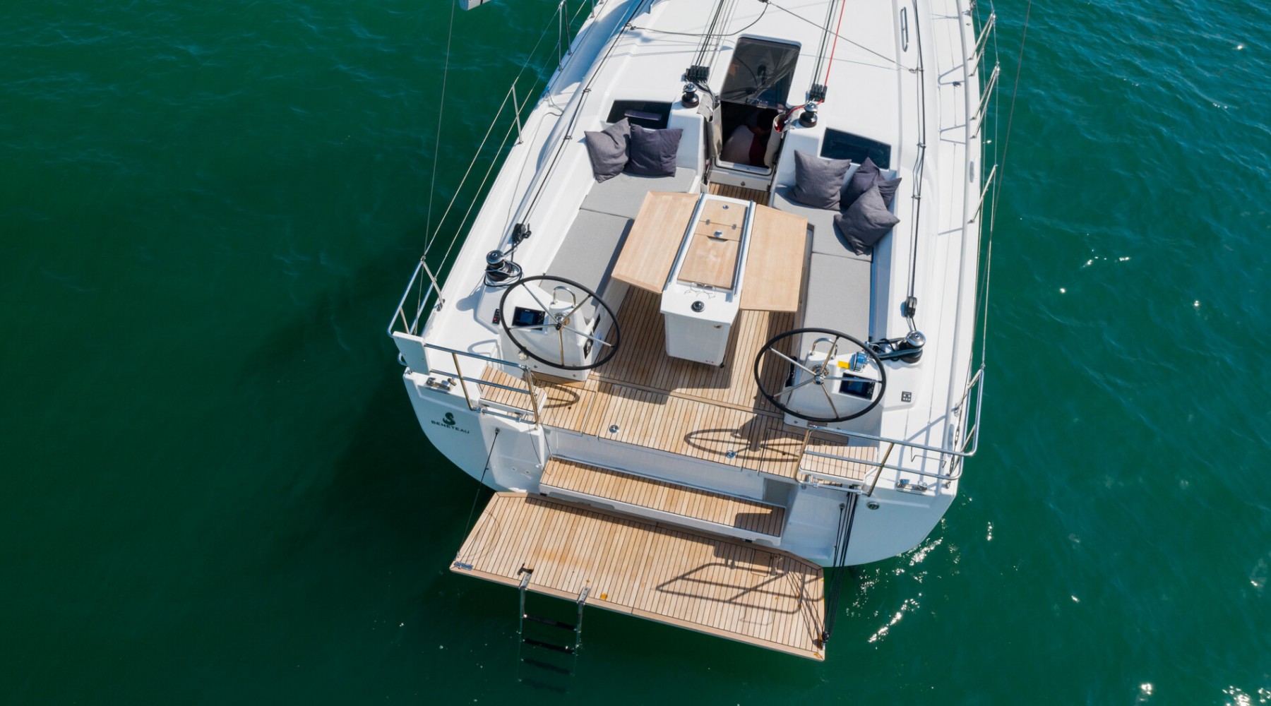 oceanis_401_foto_catalogo_beneteau_oceanis_40_1_10_banera_de_popa_solarium_con_mesa.JPG