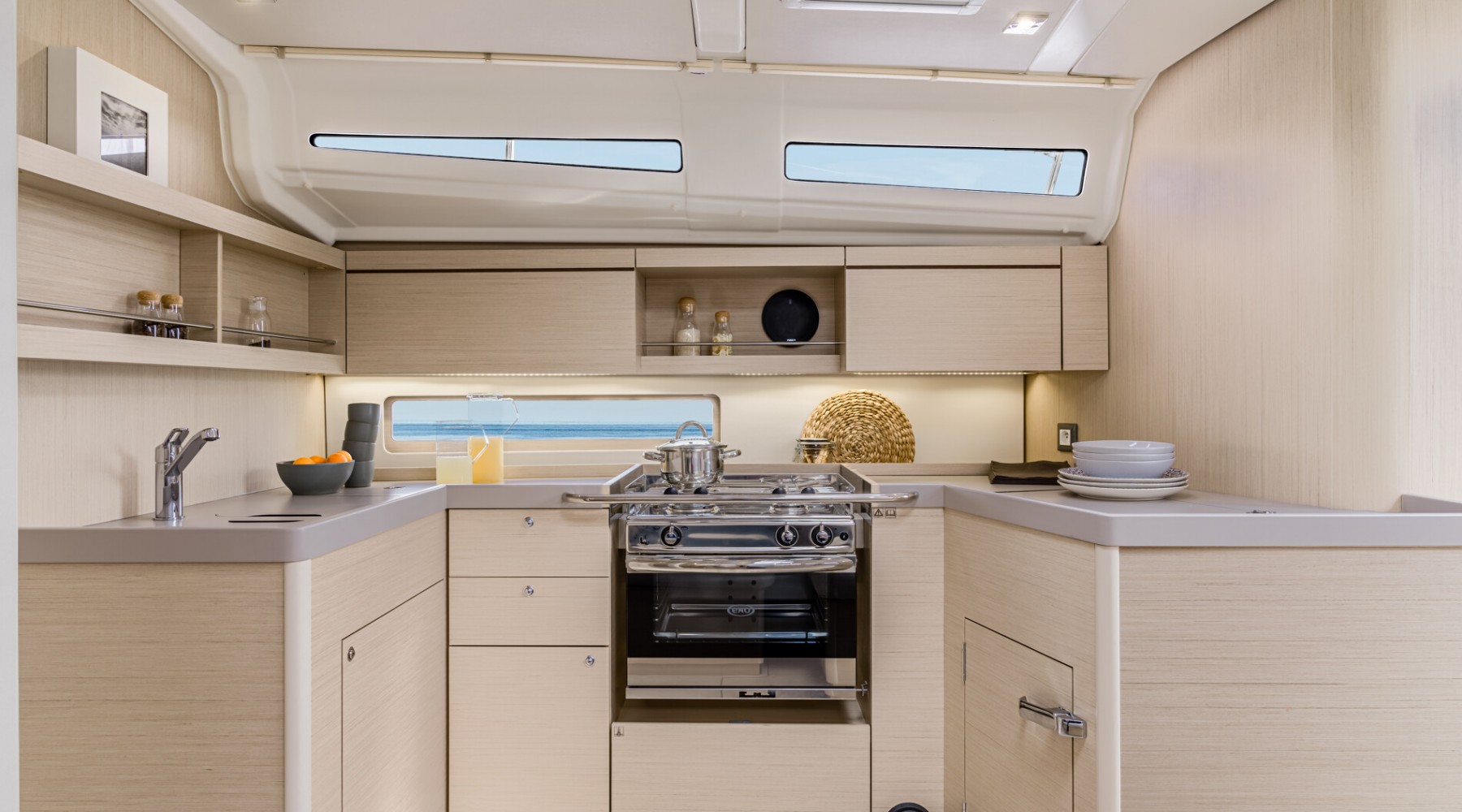 oceanis_401_foto_catalogo_beneteau_oceanis_40_1_18_cocina.JPG