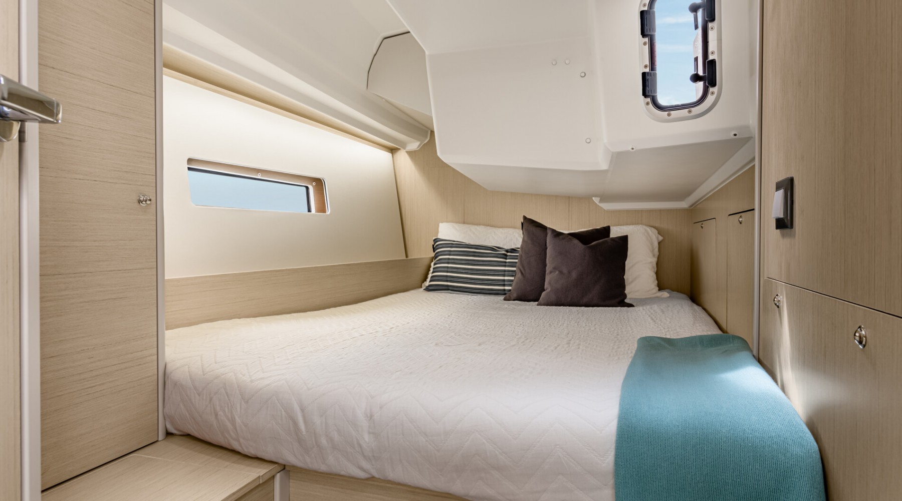 oceanis_401_foto_catalogo_beneteau_oceanis_40_1_21_camarote_invitados.JPG