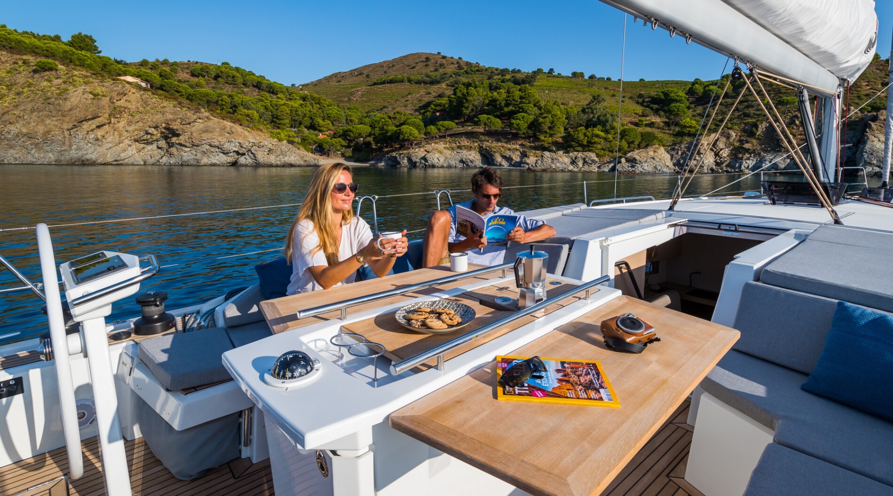 oceanis_461_foto_catalogo_beneteau_oceanis_46_1_06_desayuno_a_bordo_de_un_velero.JPG