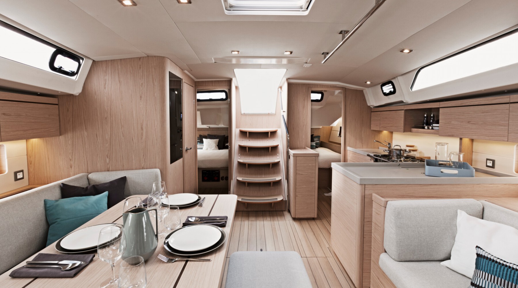 oceanis_461_foto_catalogo_beneteau_oceanis_46_1_14_acceso_salon_comedor.JPG