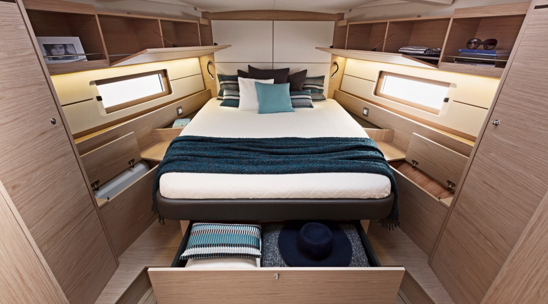 oceanis_461_foto_catalogo_beneteau_oceanis_46_1_19_almacenamiento_camarote_principal.JPG
