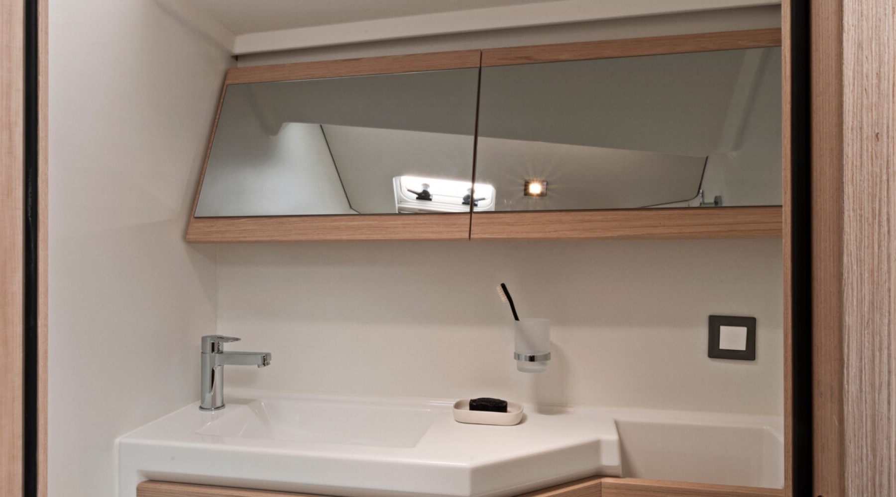 oceanis_461_foto_catalogo_beneteau_oceanis_46_1_22_bano_invitados.JPG