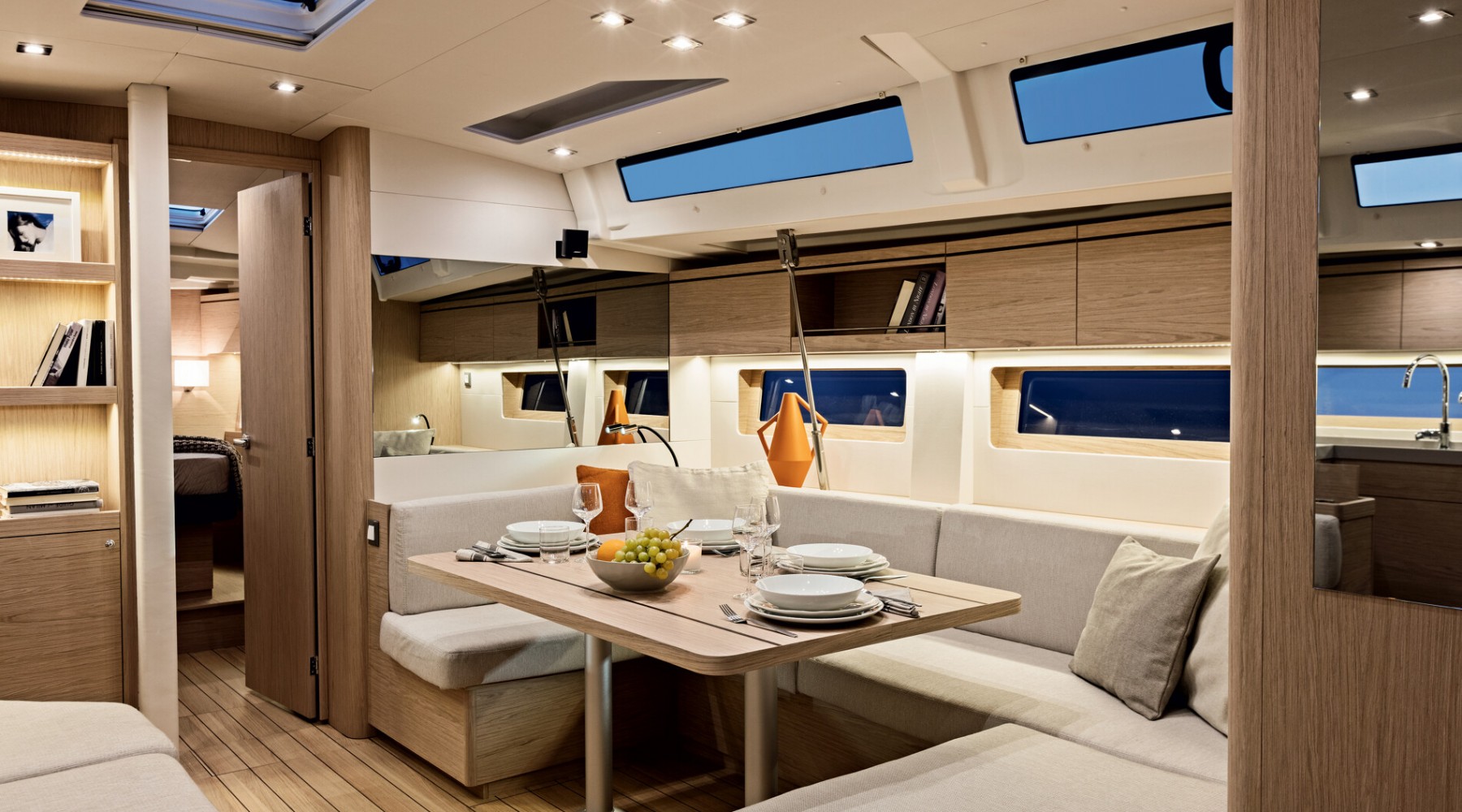 oceanis_511_foto_catalogo_beneteau_oceanis_51_1_21_mesa_salon.JPG