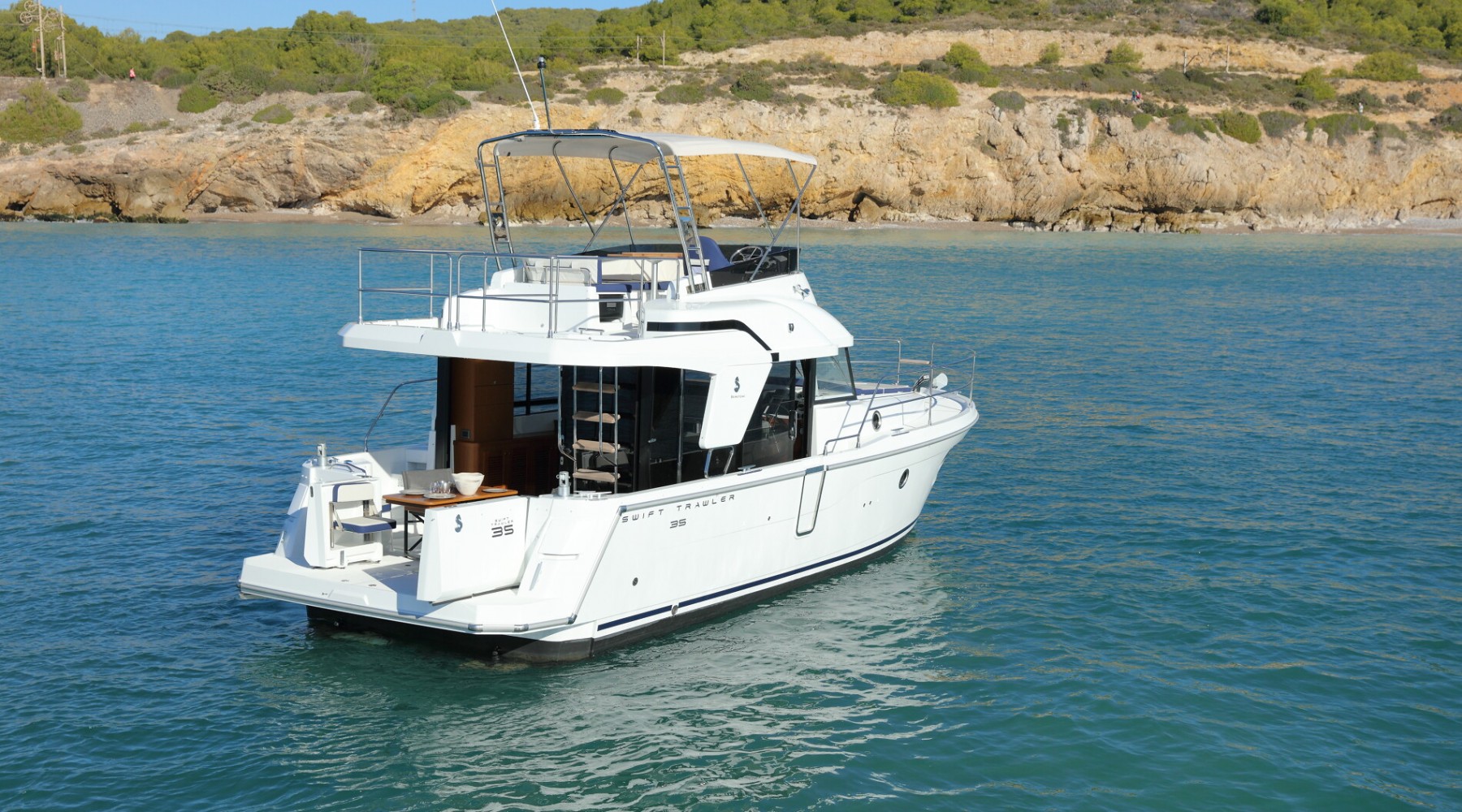 swift_trawler_35_foto_catalogo_beneteau_swift_trawler_35_02_fondeo_en_calas.JPG