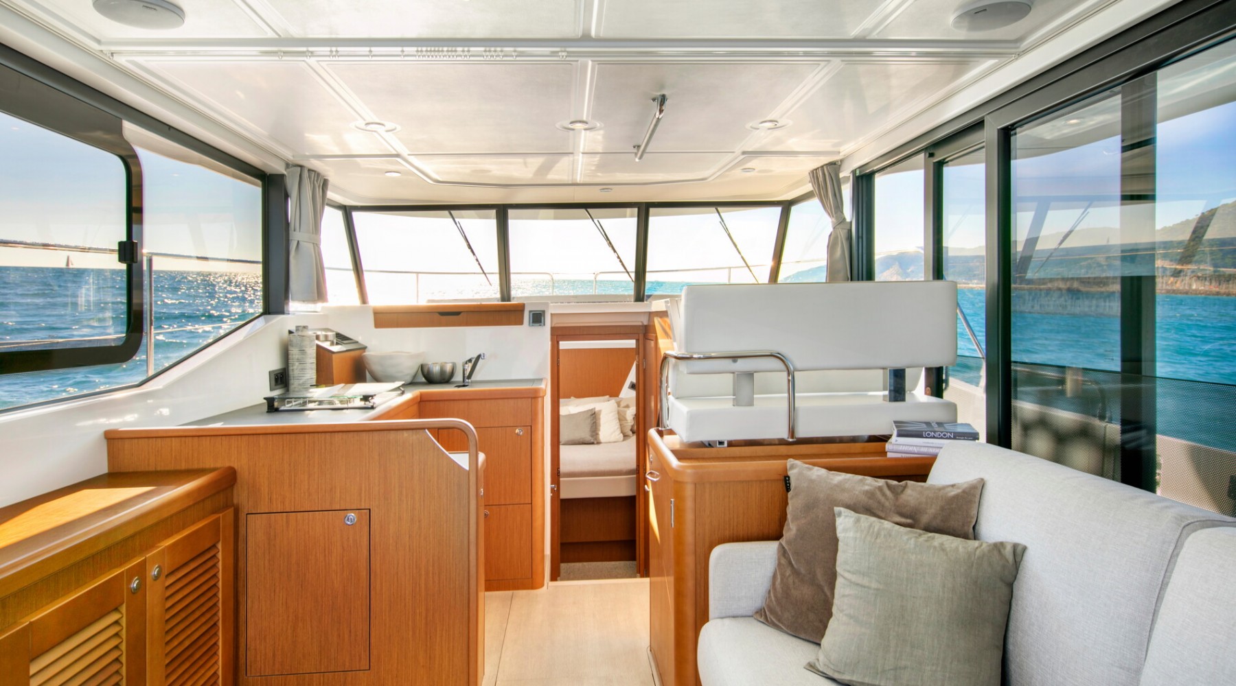 swift_trawler_35_foto_catalogo_beneteau_swift_trawler_35_03_salon_comedor.JPG