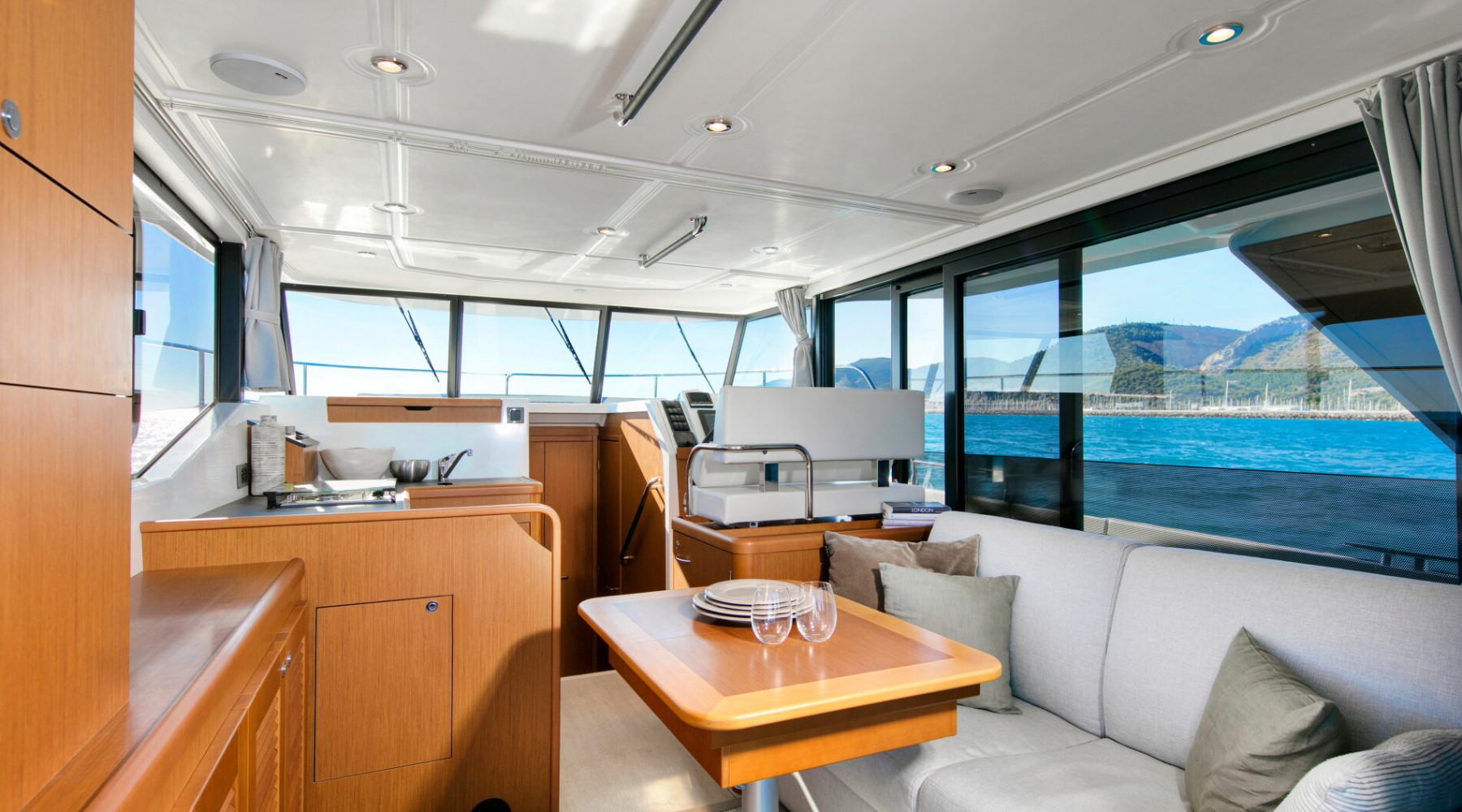 swift_trawler_35_foto_catalogo_beneteau_swift_trawler_35_05_salon_comedor_con_mesa.JPG
