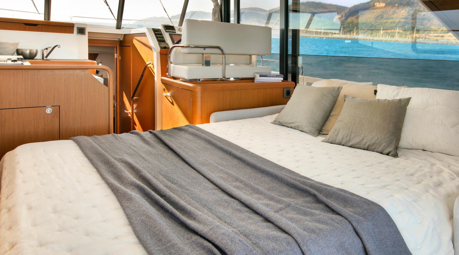 swift_trawler_35_foto_catalogo_beneteau_swift_trawler_35_07_sofa_cama_salon.JPG