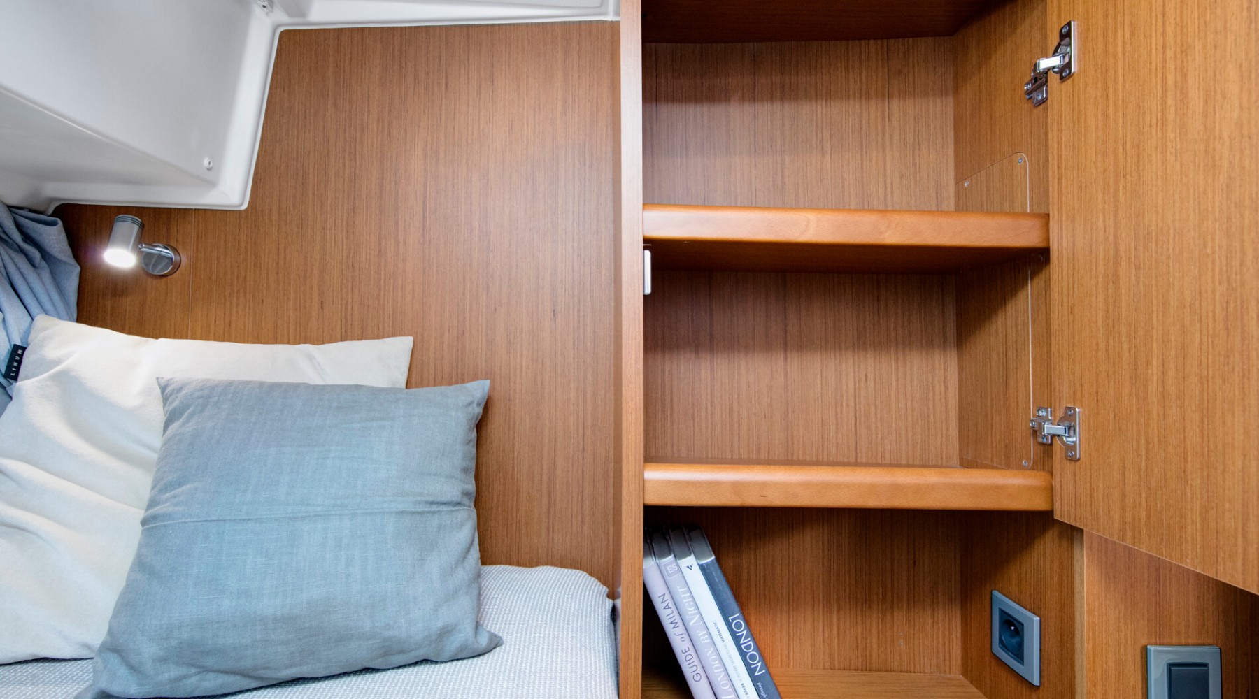 swift_trawler_35_foto_catalogo_beneteau_swift_trawler_35_12_almacenamiento_armario.JPG
