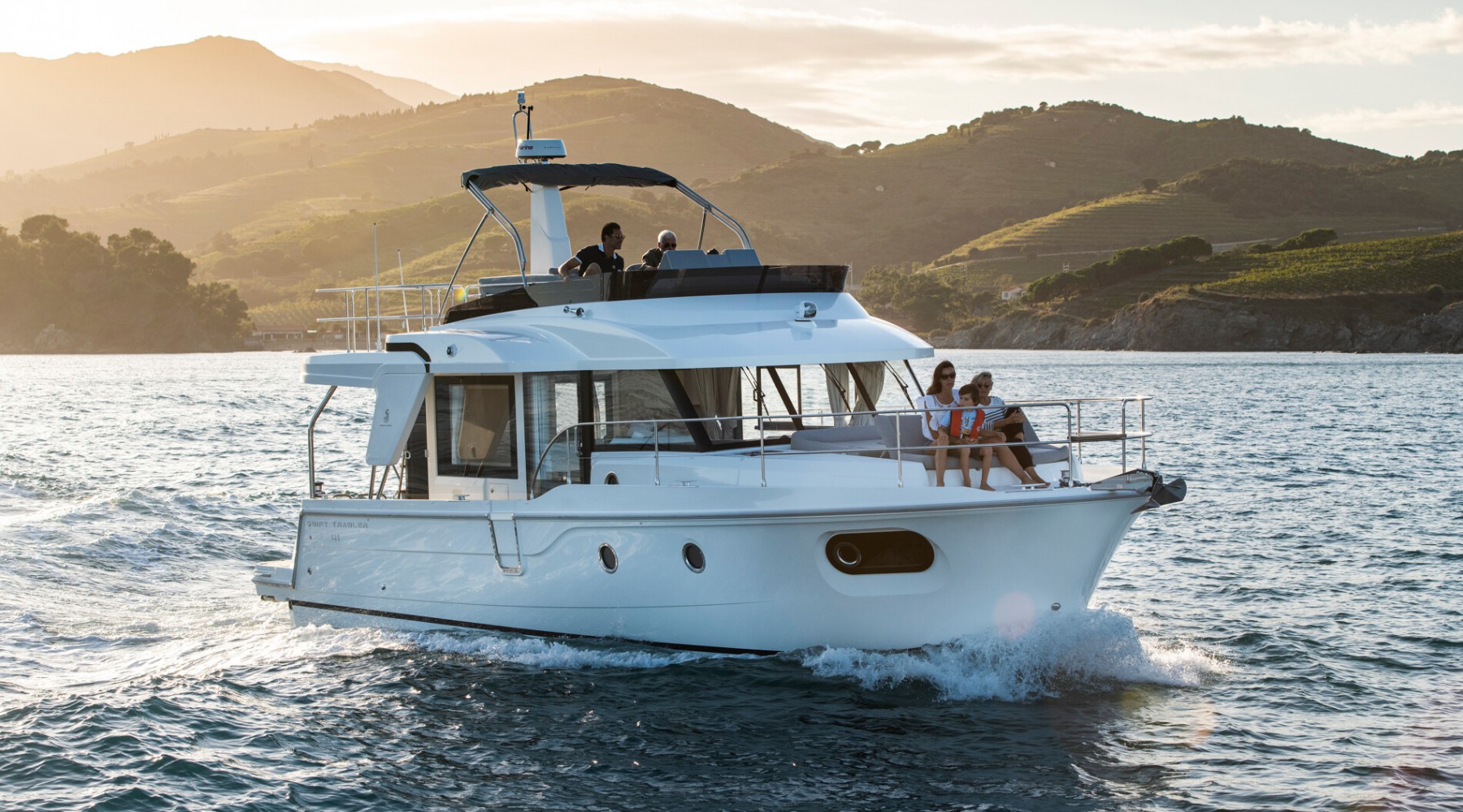 swift_trawler_41_fly_foto_catalogo_beneteau_swift_trawler_41_flybridge_00_vacaciones_en_familia_navegar.JPG