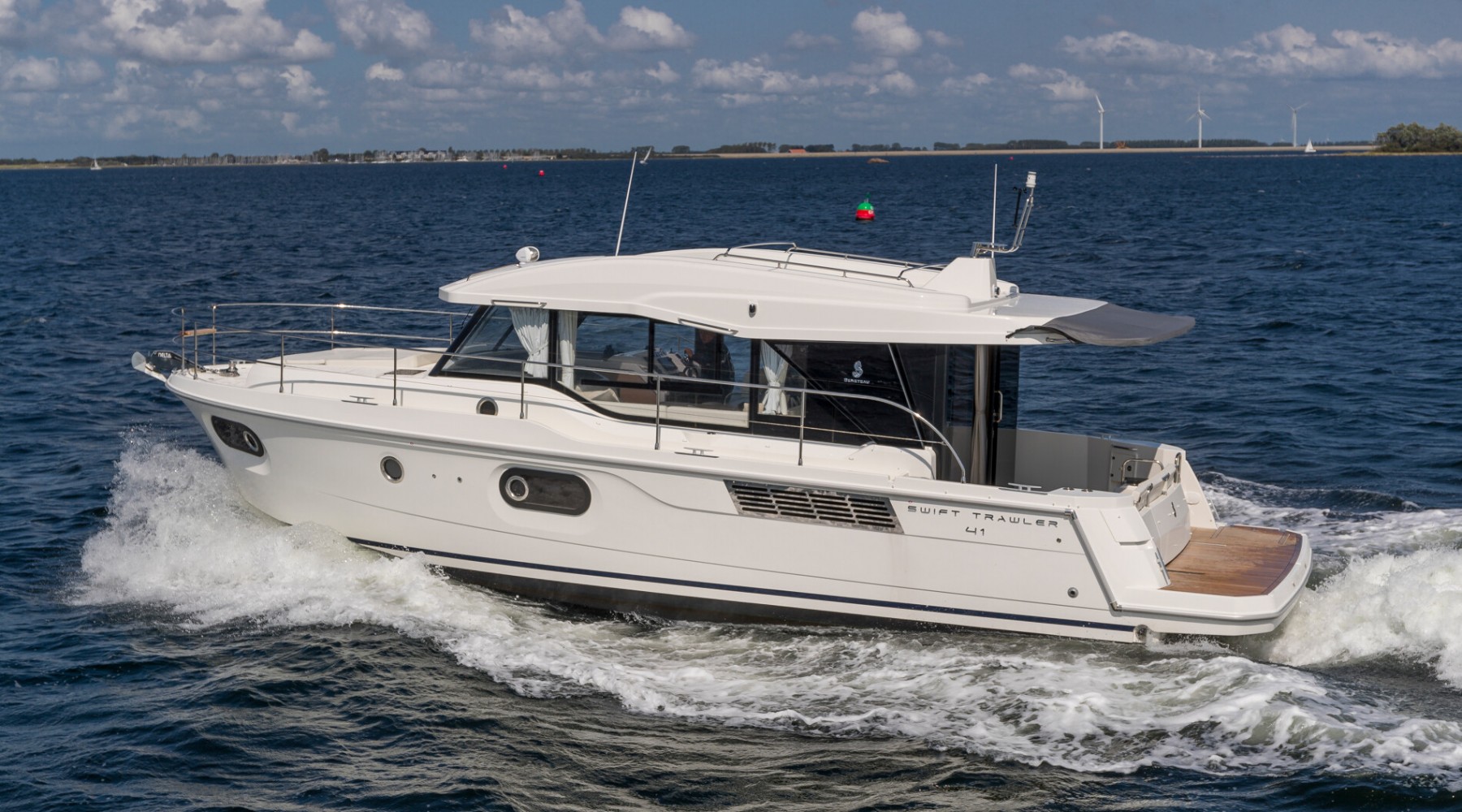swift_trawler_41_sedan_foto_catalogo_beneteau_swift_trawler_41_sedan_02_exterior_eslora.JPG