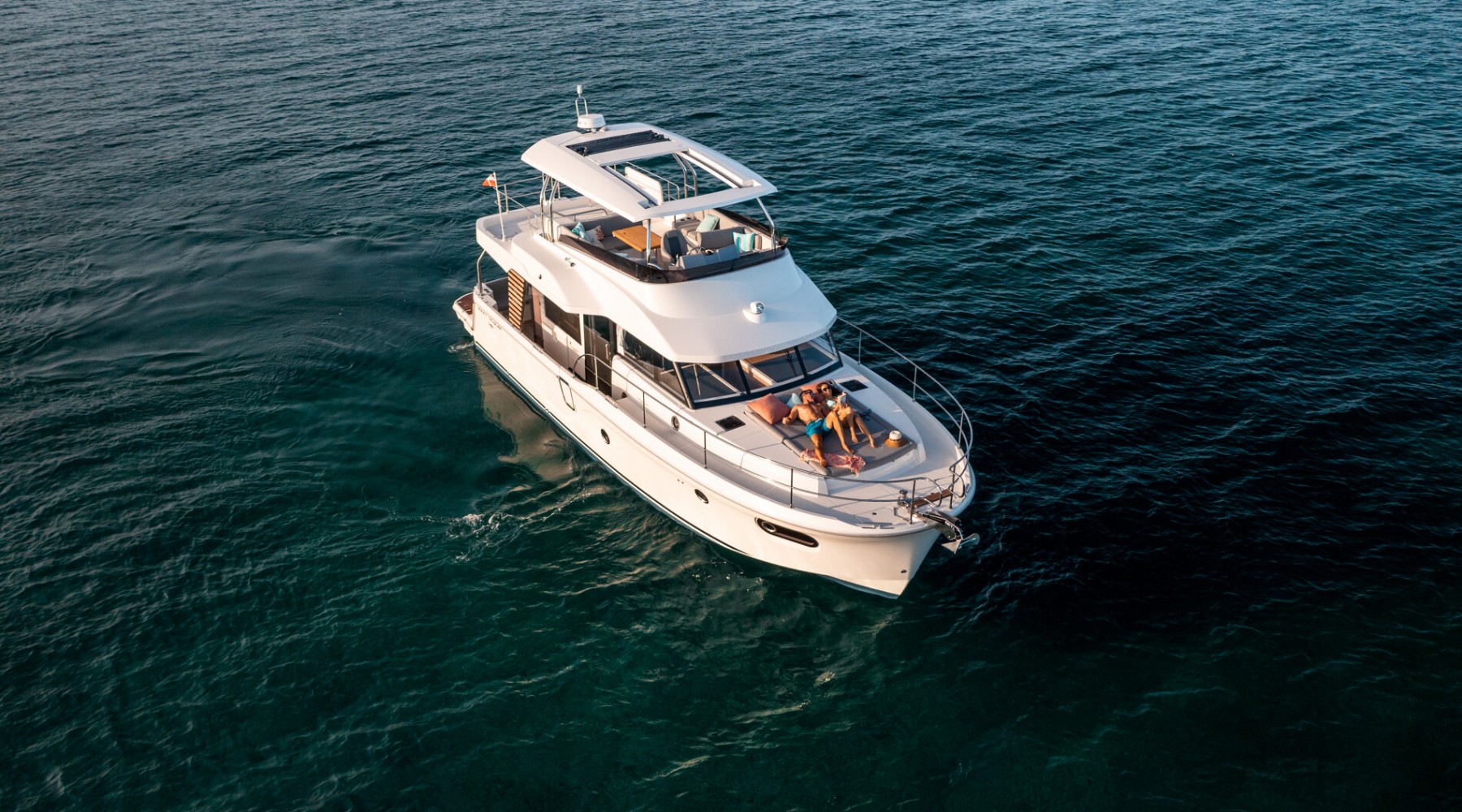 swift_trawler_48_foto_catalogo_beneteau_swift_trawler_48_03_banera_de_proa_solarium.JPG